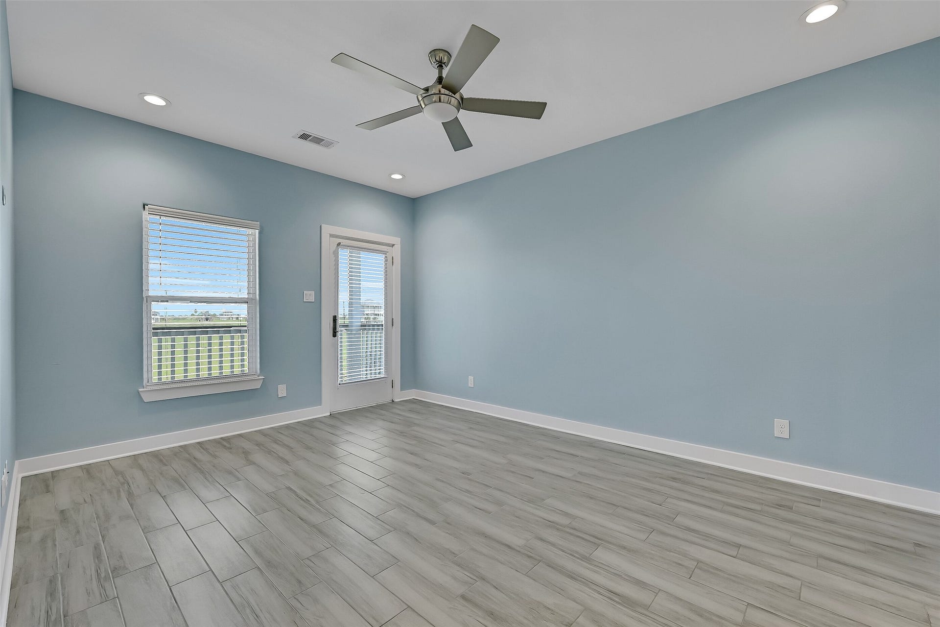 3911 Warrior Court, Galveston, TX 77554 The primary retreat offers a spacious closet, en-suite bathroom and private deck access.