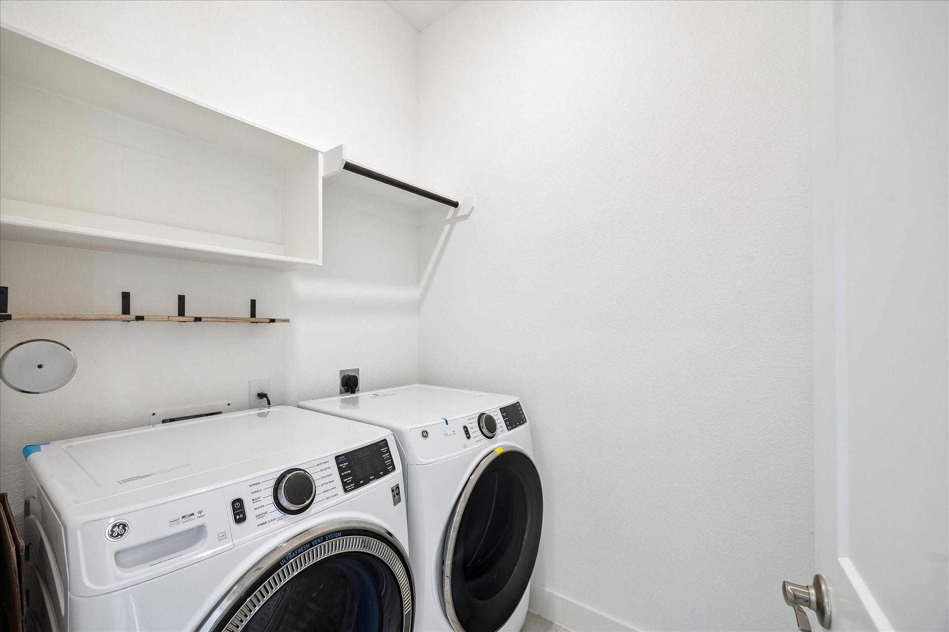 2814 Park Hill Drive, Stafford, TX 77477 Washer, dryer stay!