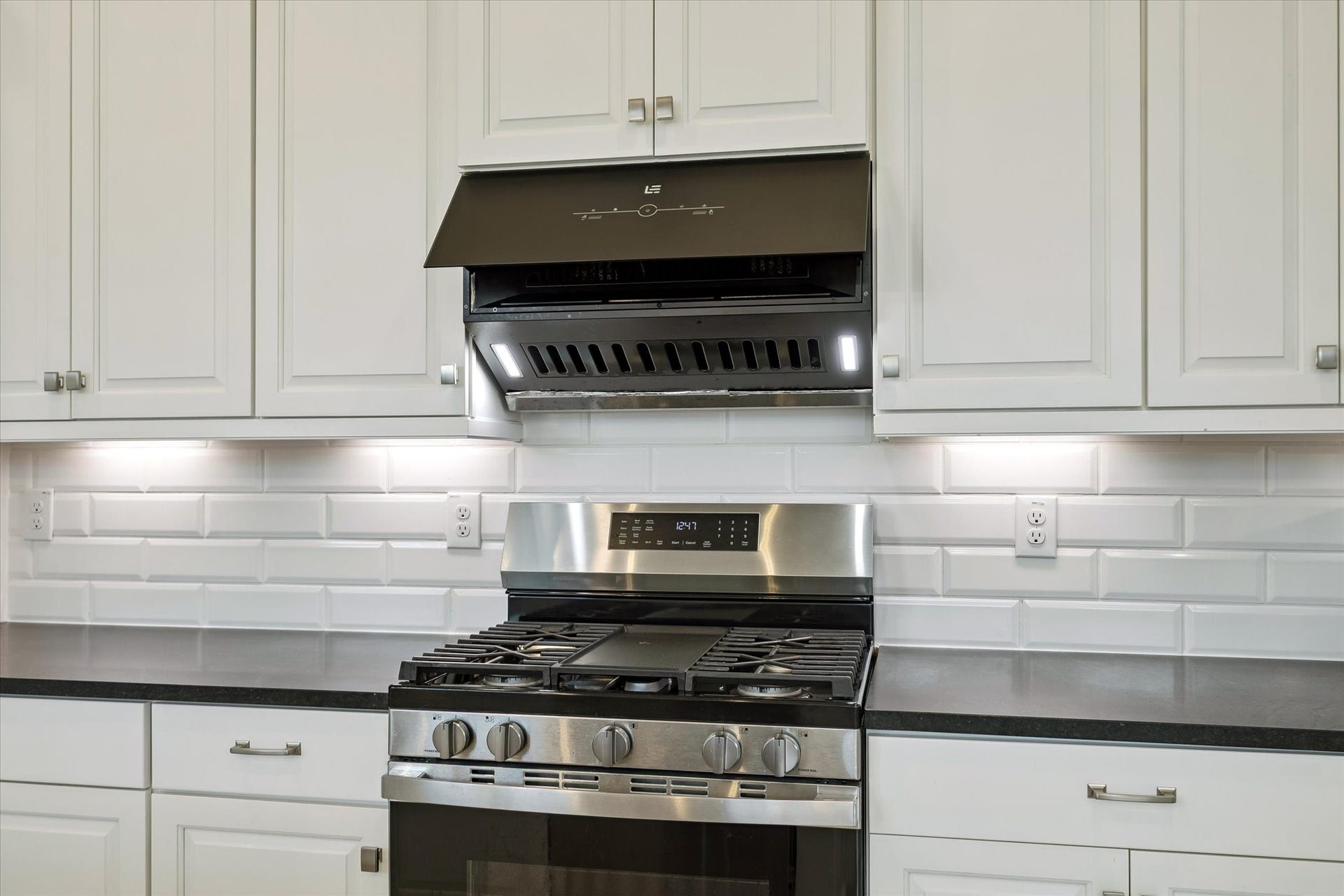 2814 Park Hill Drive, Stafford, TX 77477 High end powerful easy to clean touch less vent hood!
