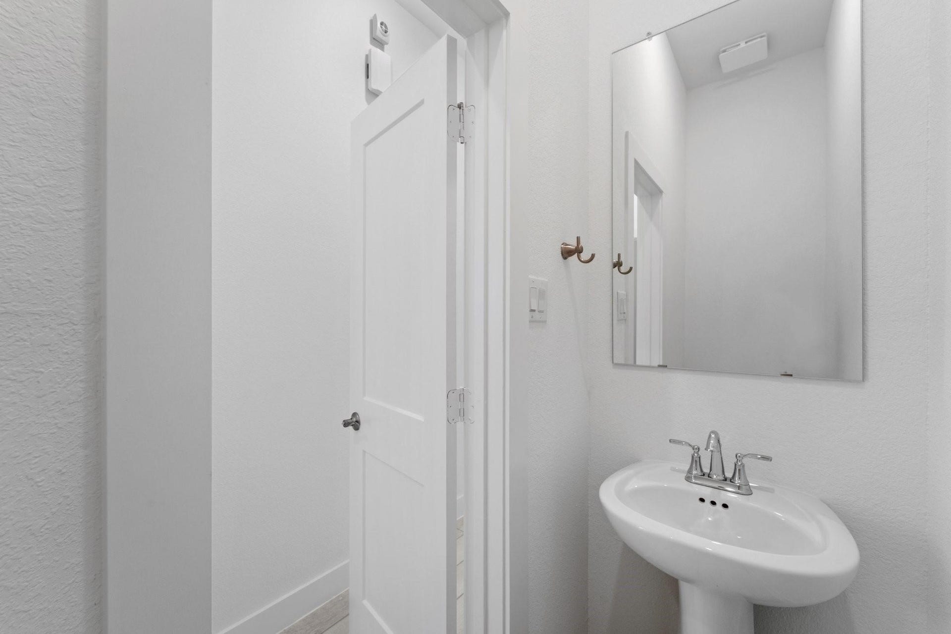 2814 Park Hill Drive, Stafford, TX 77477 Half bath