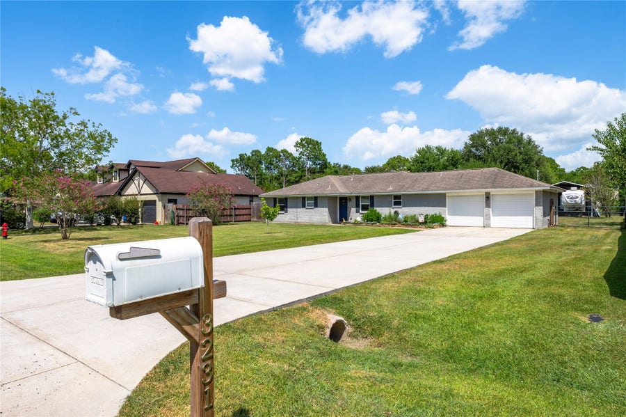 Property photo for 3231 W Meadow Lane, Dickinson, TX