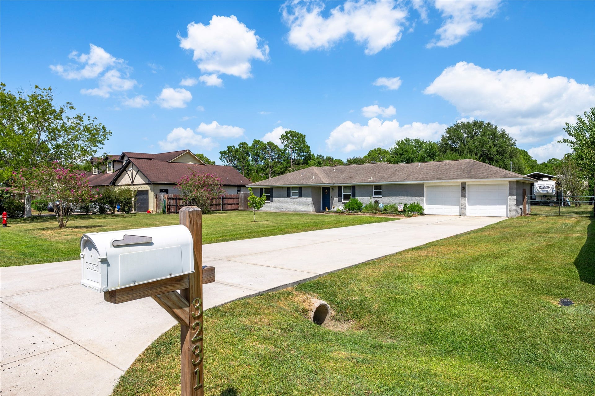 3231 W Meadow Lane, Dickinson, TX 77539 Welcome to 3231 W. Meadow.