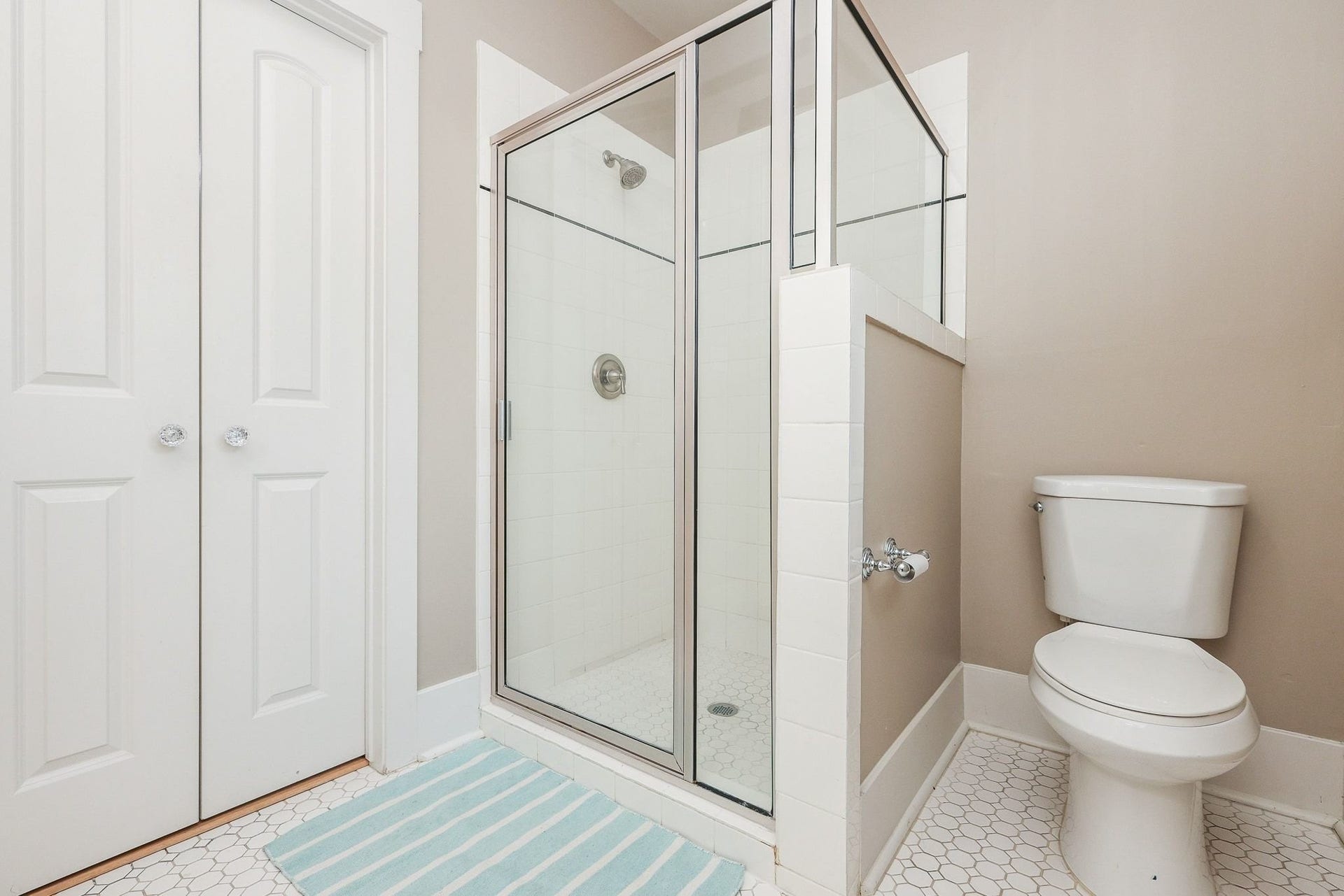 1307 Walton Street, Houston, TX 77009 Primary bathroom featuring a glass-enclosed shower.