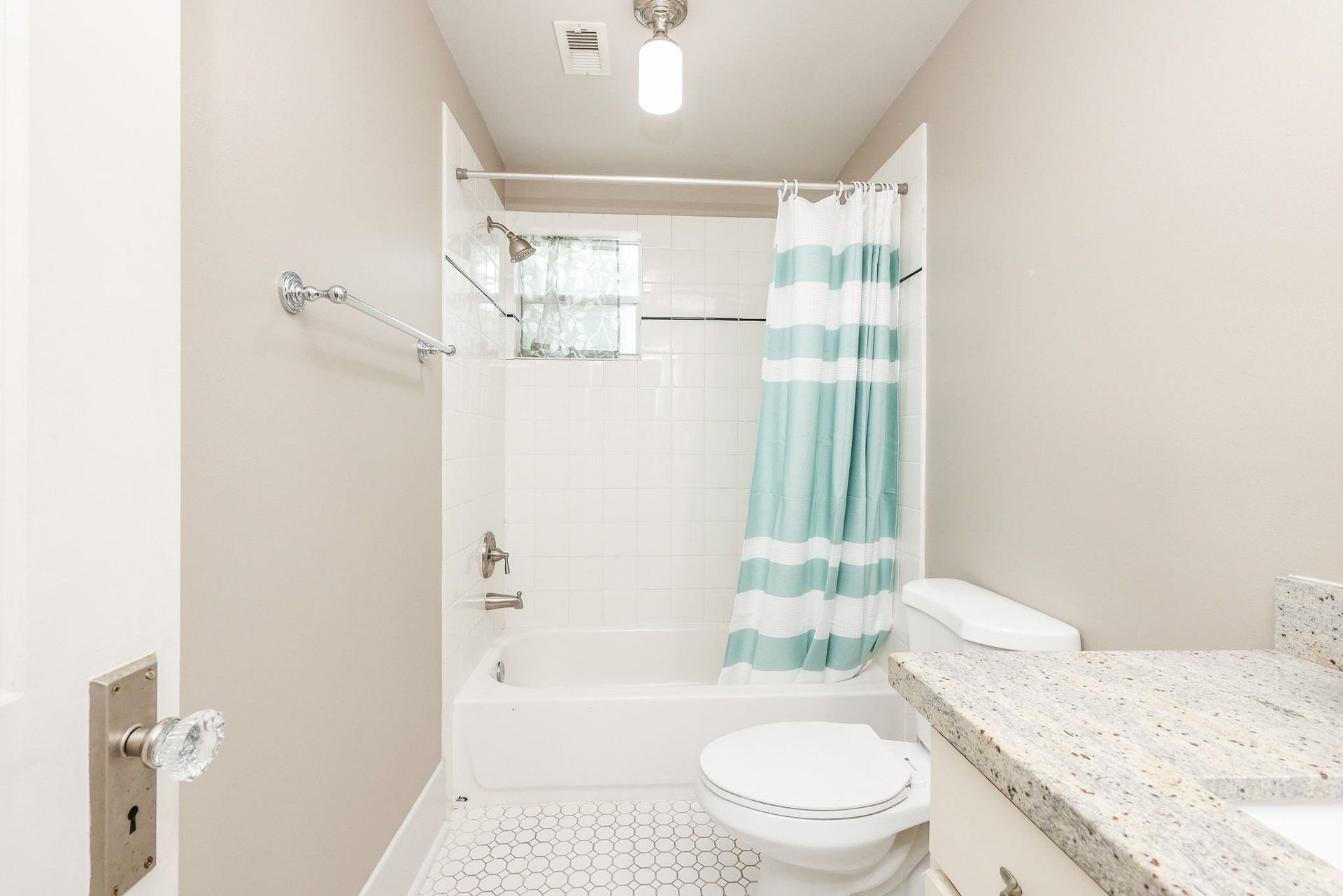 1307 Walton Street, Houston, TX 77009 Full size hallway bathroom with tub/shower combination.