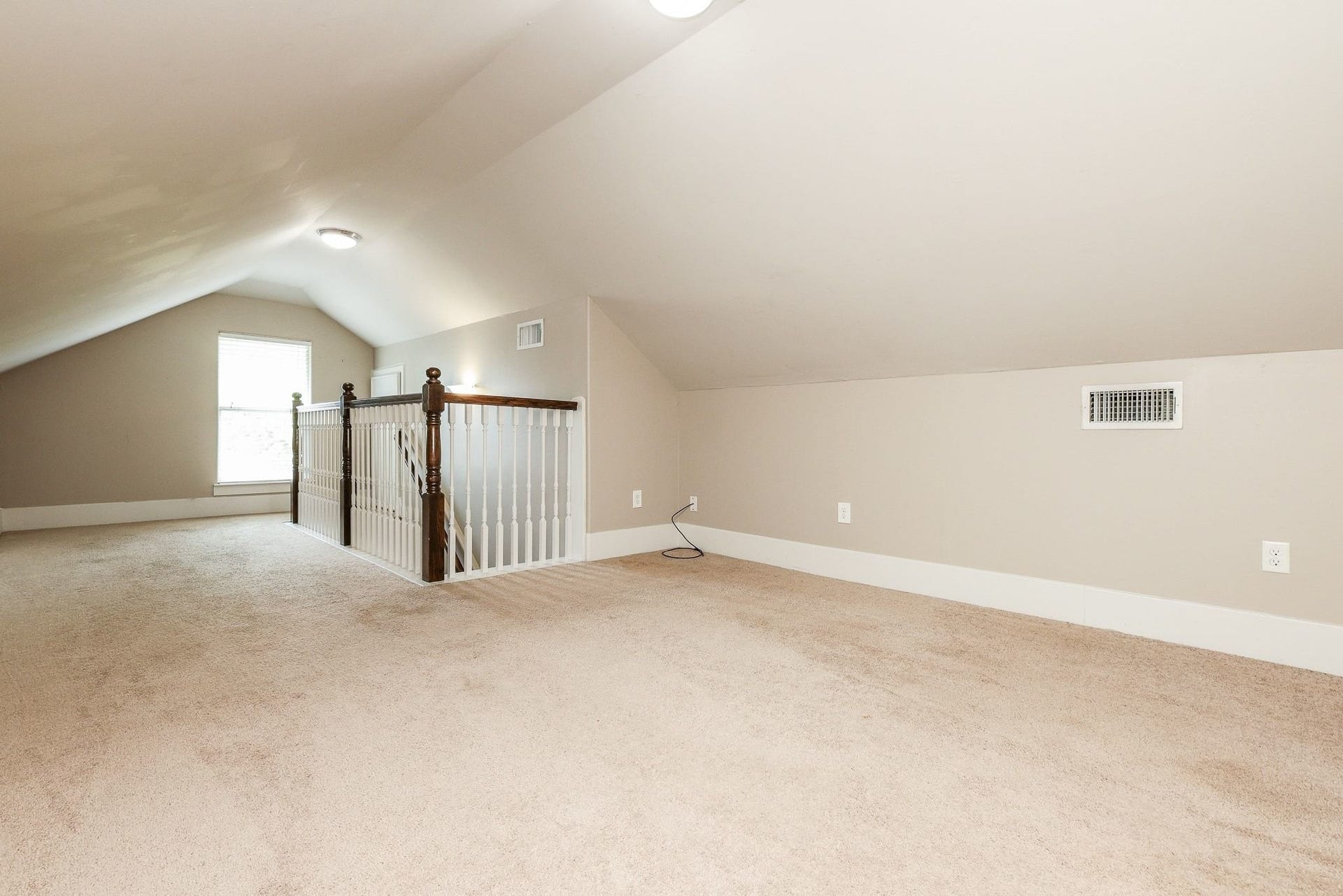 1307 Walton Street, Houston, TX 77009 Second-level flex space to suit your needs!