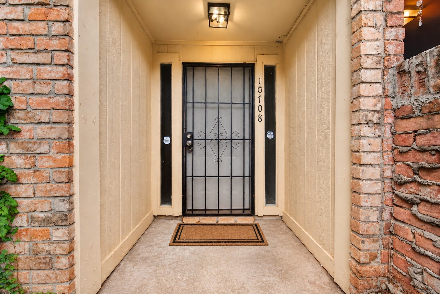 10708 Bexley Drive, Houston, TX 77099 THIS IMAGE HAS BEEN VIRTUALLY STAGED