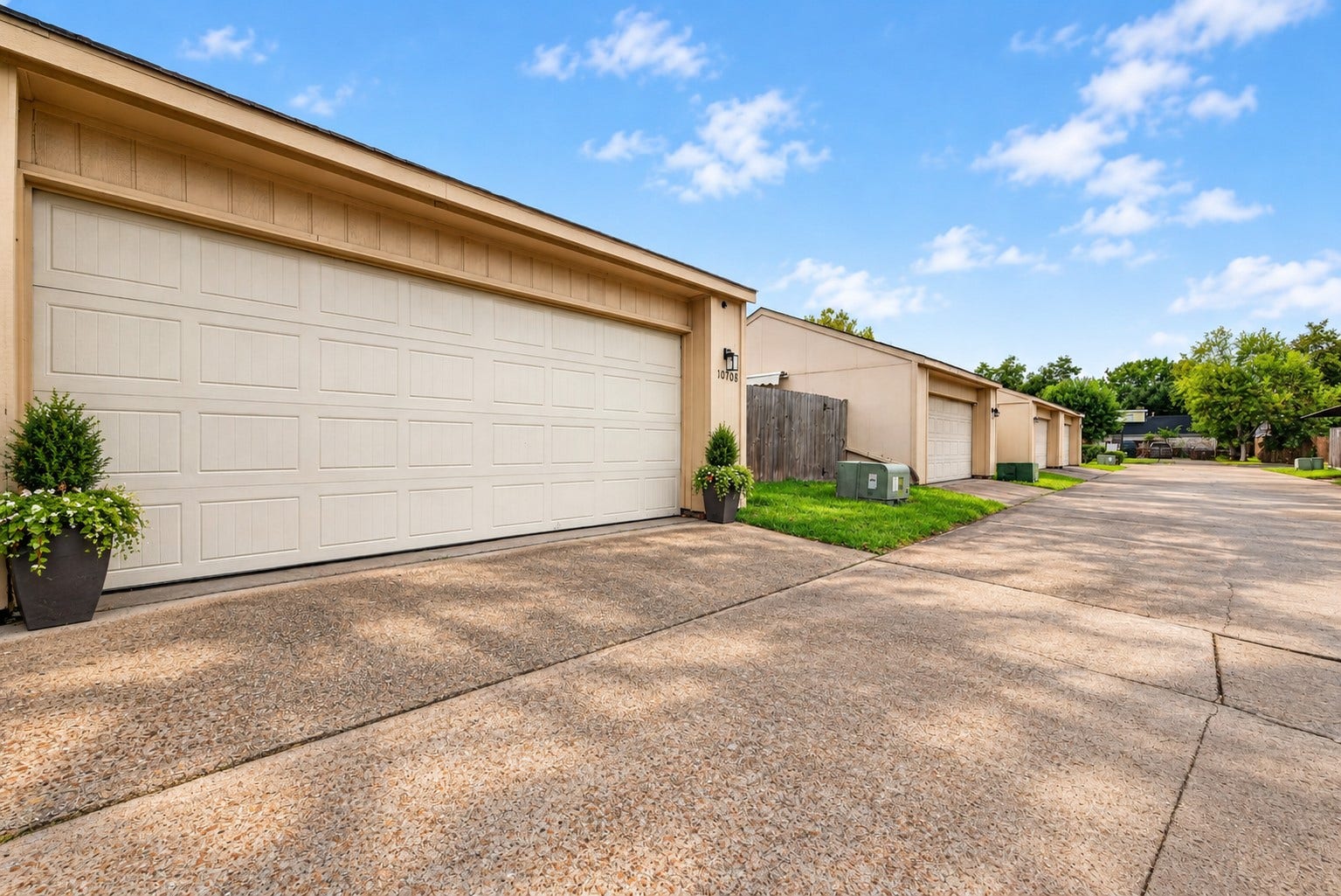 10708 Bexley Drive, Houston, TX 77099 THIS IMAGE HAS BEEN VIRTUALLY STAGED