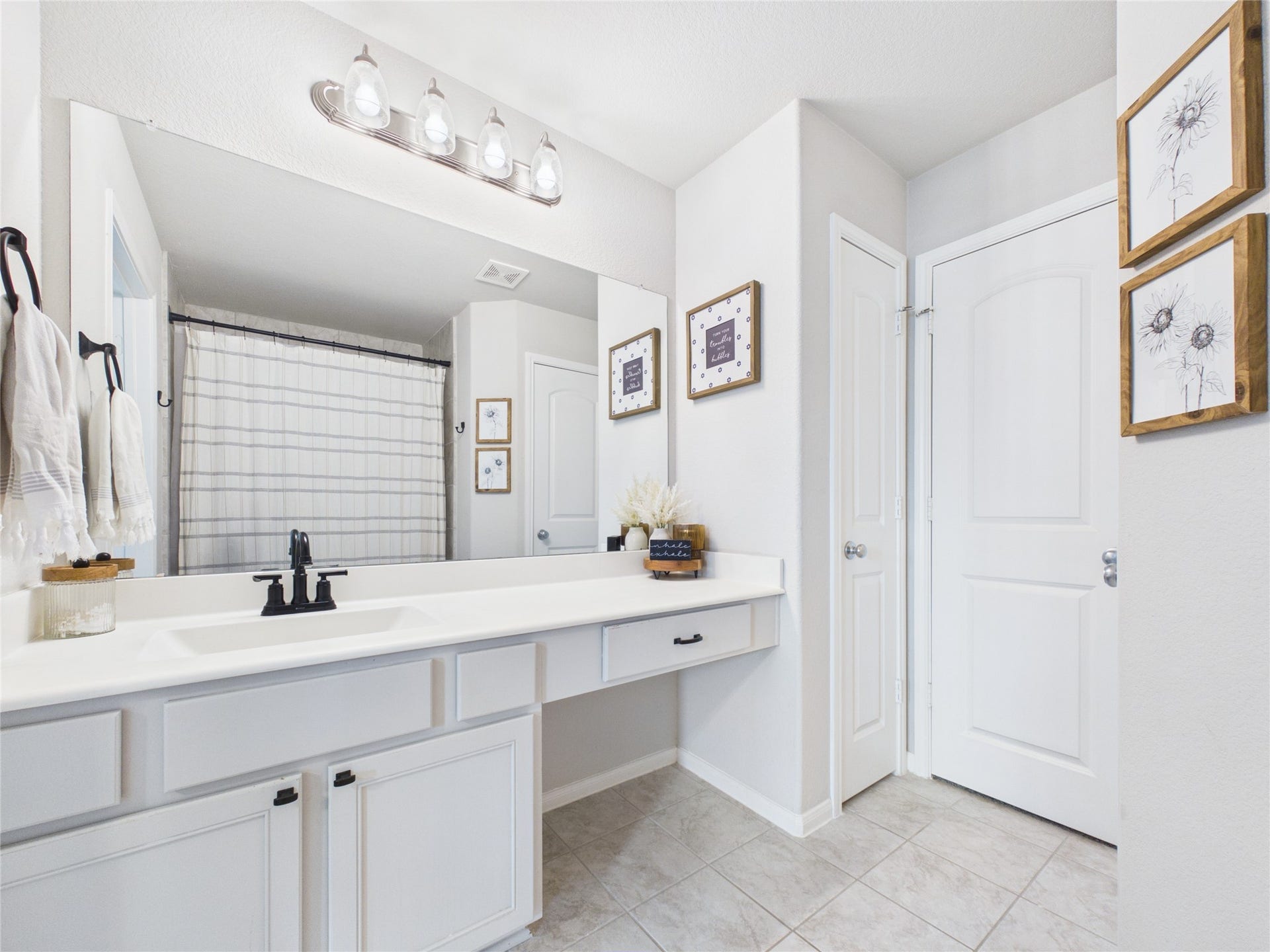 5530 Clarendon Hills Court, Pasadena, TX 77505 Primary Bathroom