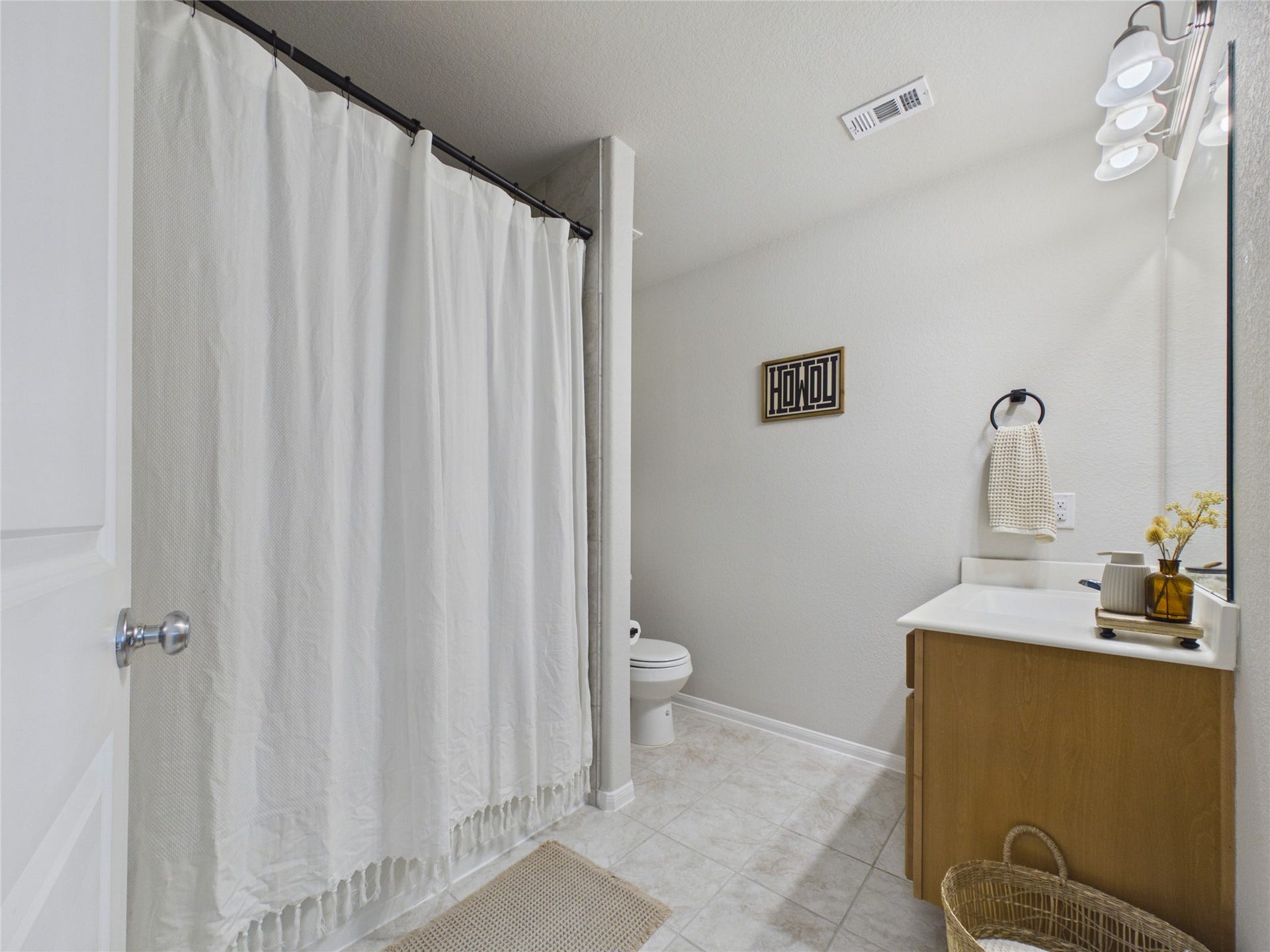 5530 Clarendon Hills Court, Pasadena, TX 77505 upstairs bathroom