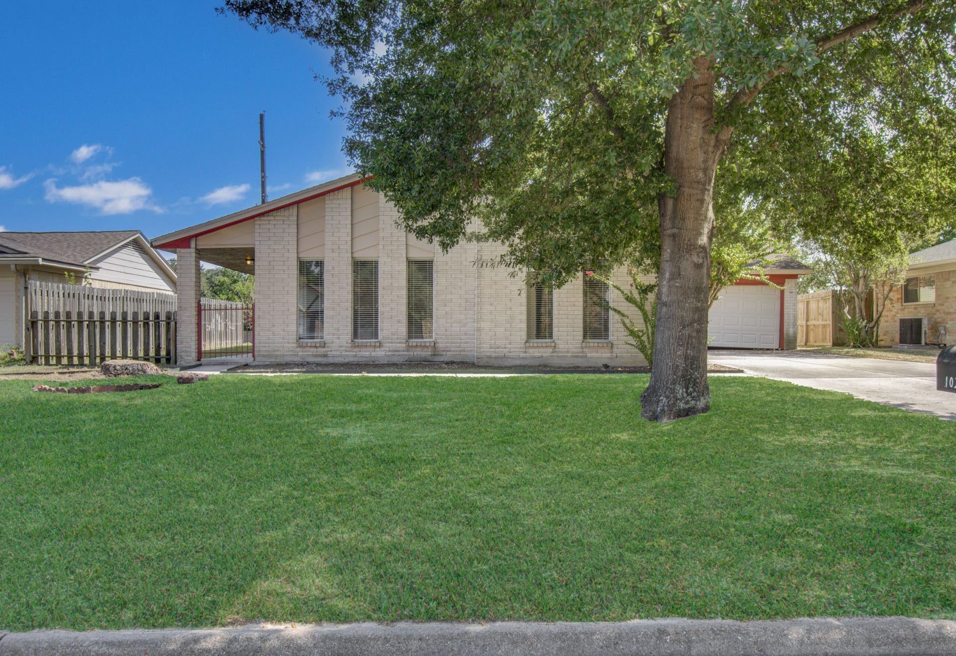 10215 Windriver Drive, Houston, TX 77070 10215 Windriver Drive, Houston, TX 77070