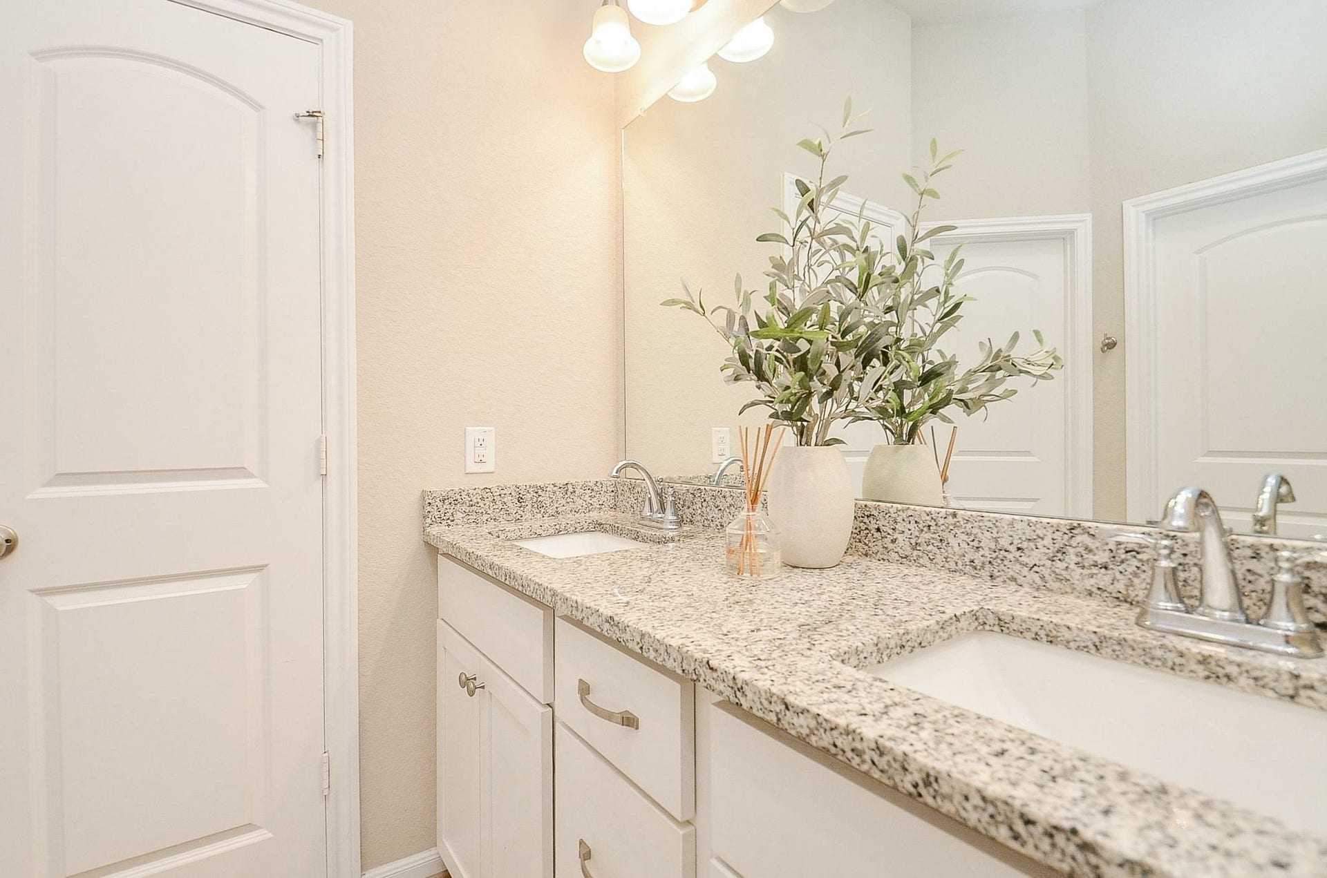 5146 Prairie Terrace Lane, Fulshear, TX 77441 Excellent use of space for this primary bathroom