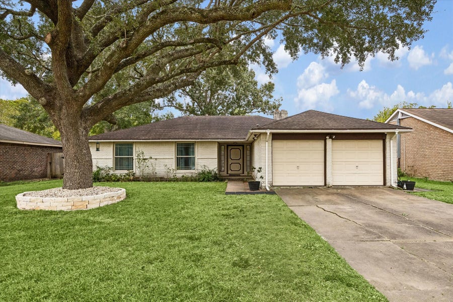 Property photo for 307 Brandywyne Drive, Friendswood, TX