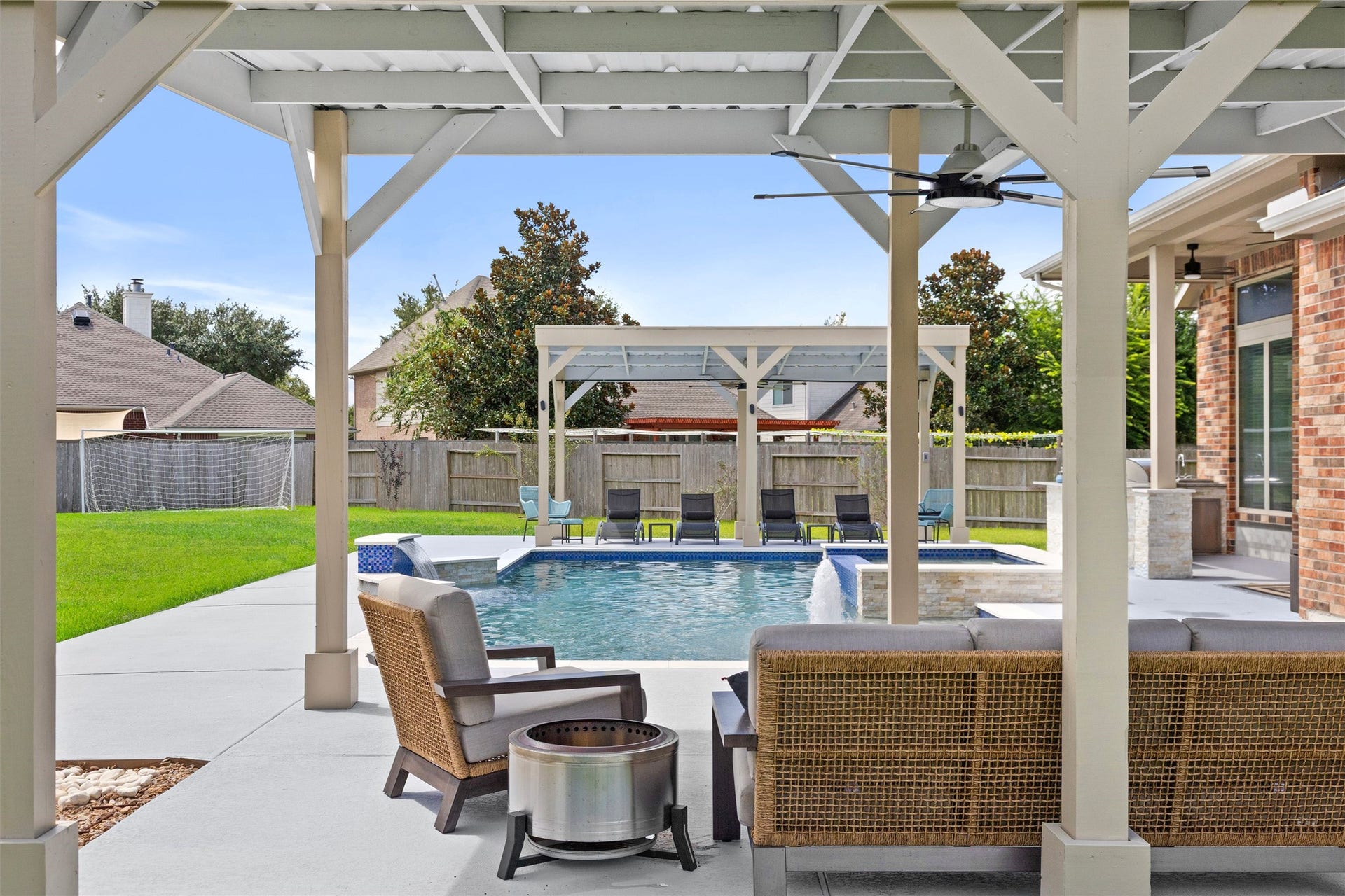 9612 Eden Ridge Lane, Pearland, TX 77584 OUTDOOR LIVING An entertainers backyard.