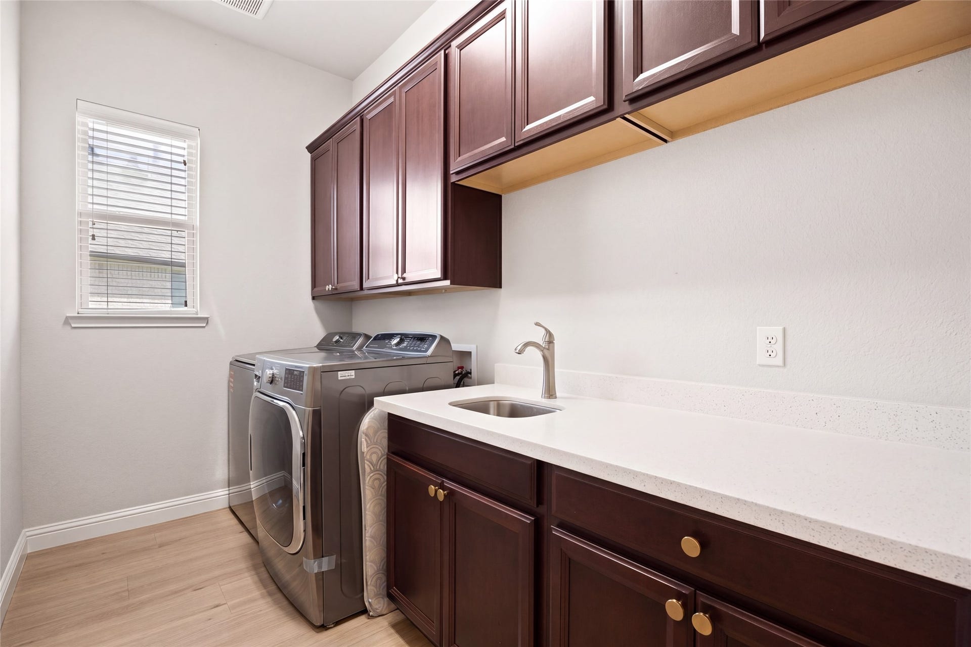 9612 Eden Ridge Lane, Pearland, TX 77584 LAUNDRY ROOM Generously sized laundry room featuring abundant cabinetry, countertop workspace, utility sink, and natural light.