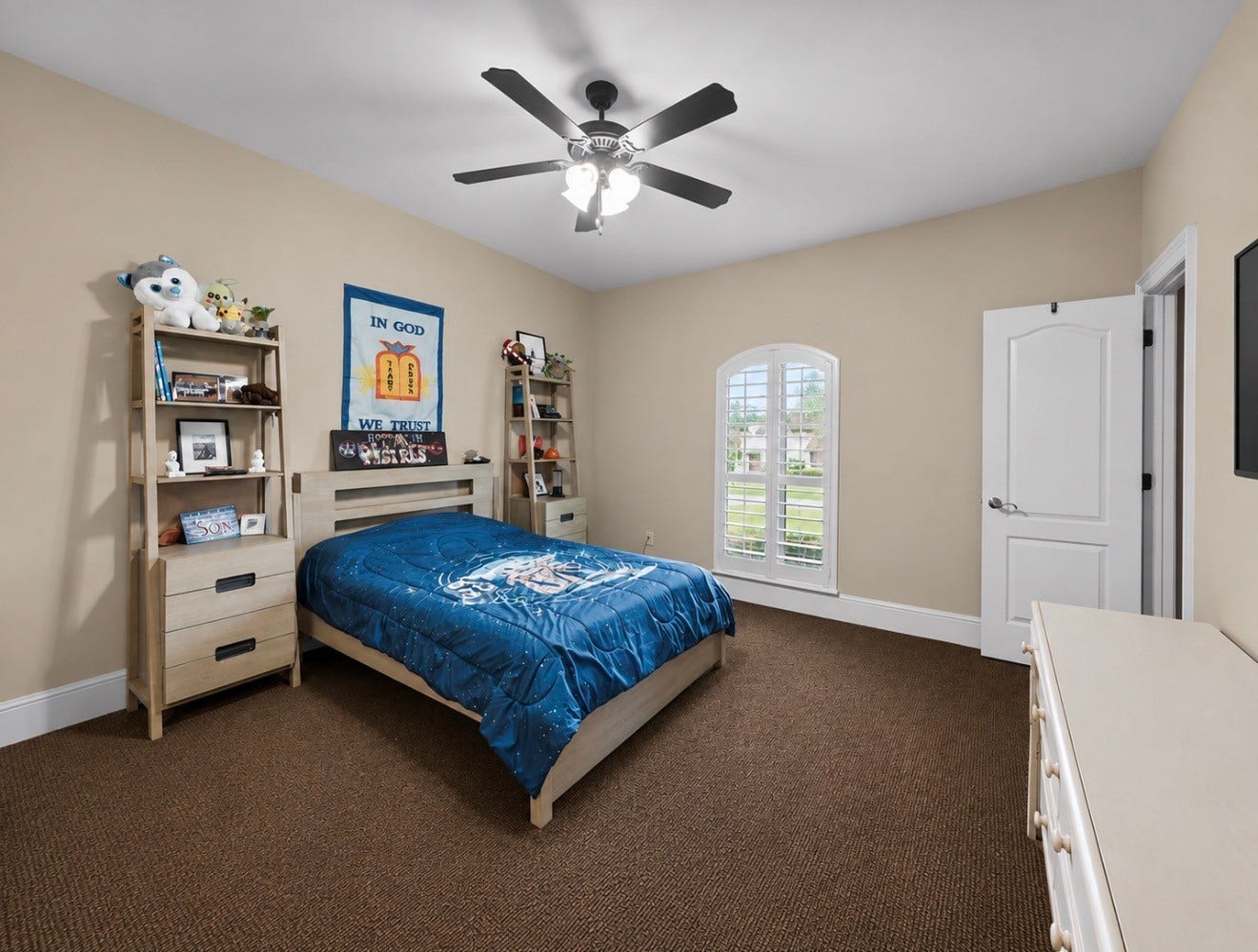 4426 Silver Jade Drive, Spring, TX 77386 The final upstairs guest room functions as a private junior suite, complete with its own dedicated full bathroom featuring a classic shower/tub combo.