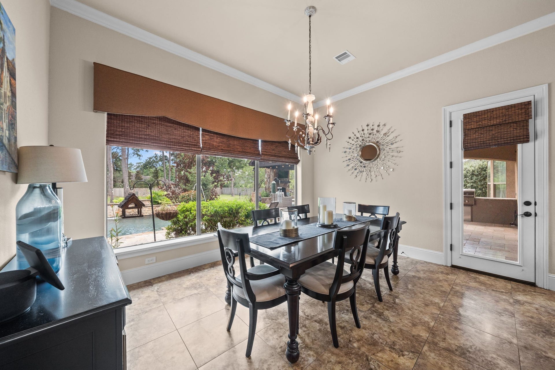 4426 Silver Jade Drive, Spring, TX 77386 Flooded with light and beautiful views. Start the day off right with panoramic pool views from your breakfast table, offering the perfect backdrop for casual family meals.