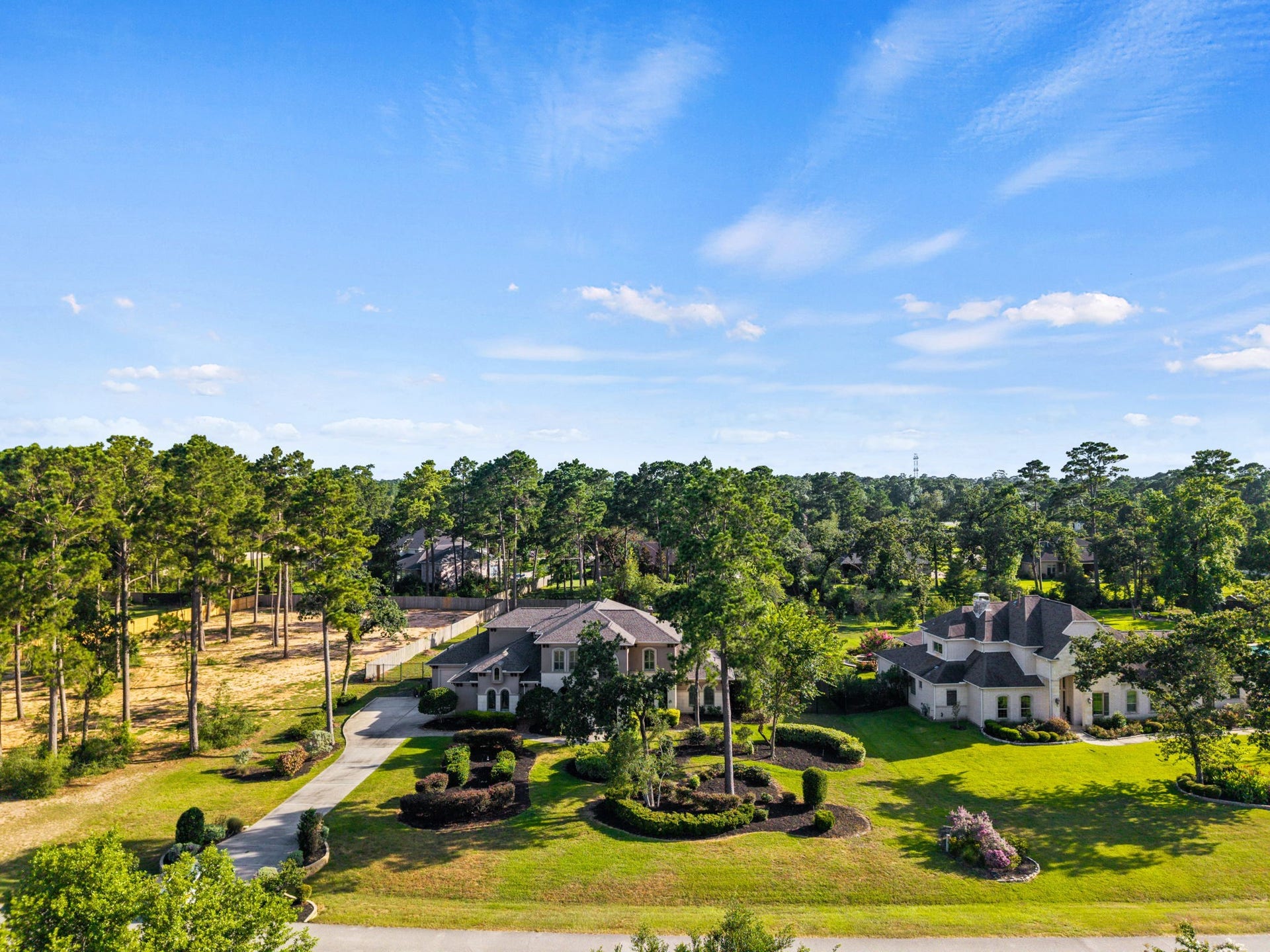 4426 Silver Jade Drive, Spring, TX 77386 Enjoy a beautiful, open streetscape and the luxury of having scenic lakeside trails just steps from your driveway.