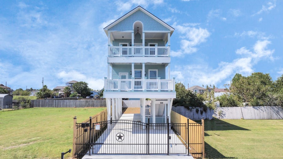 Property photo for 1008 20th Street, Dickinson, TX