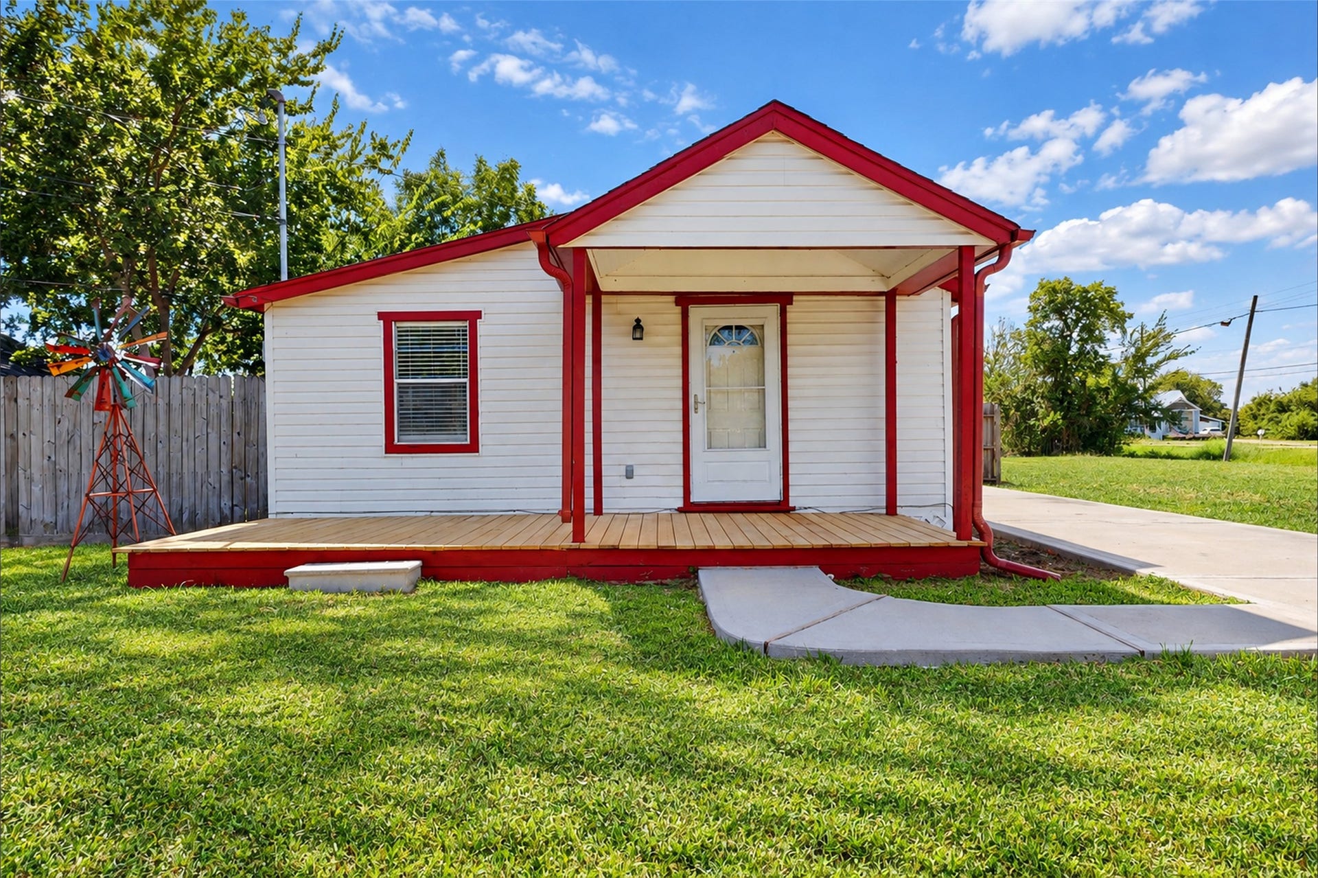 706 S Blackwell Street, La Porte, TX 77571 Welcome home