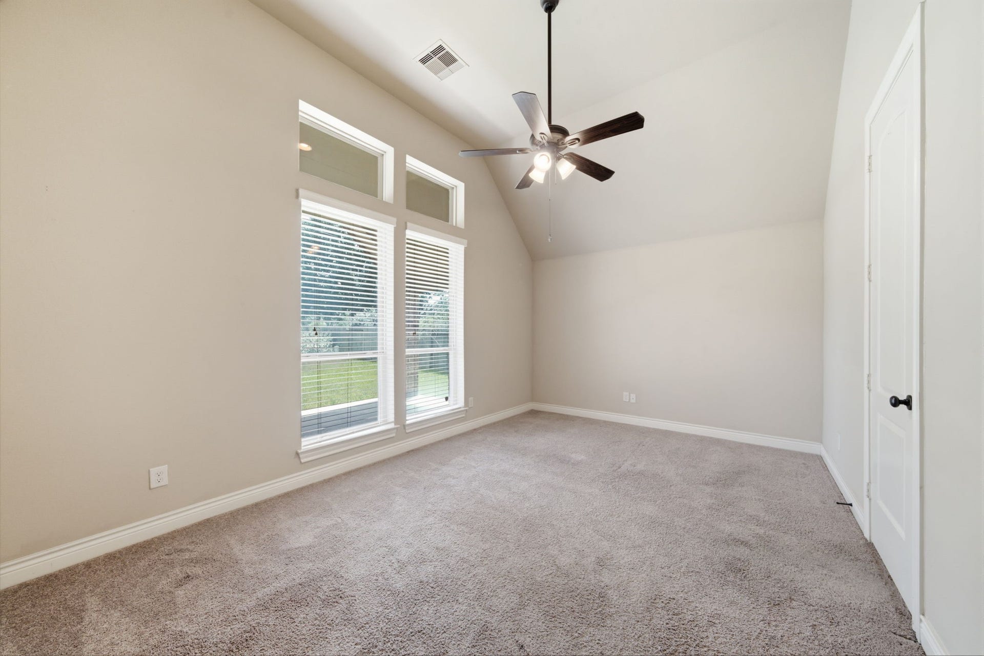4603 Piper Shadow Lane, Katy, TX 77494 Spacious bedroom with high ceilings, large windows offering ample natural light, and a stylish ceiling fan.