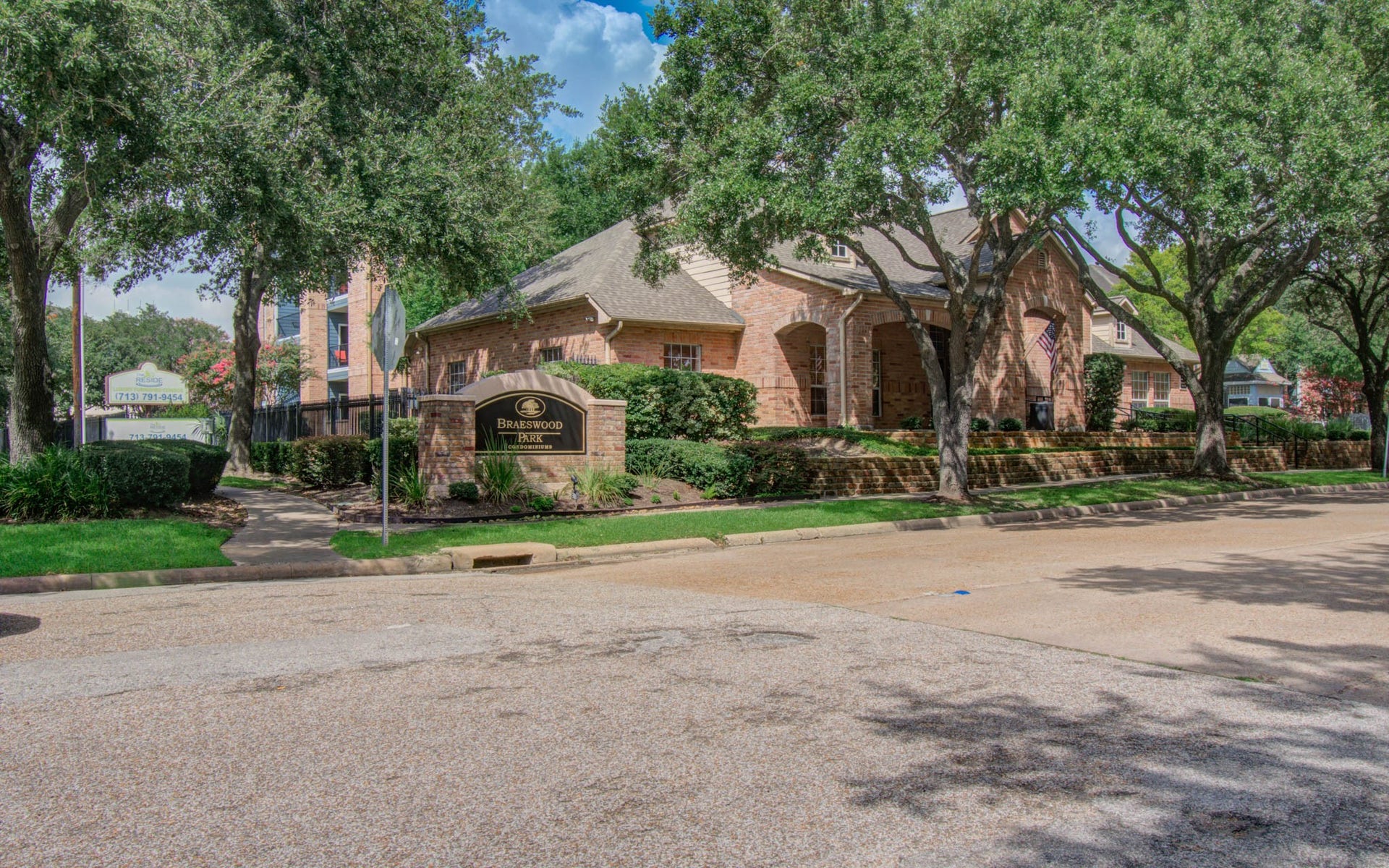 Braeswood Park Condo Community entrance