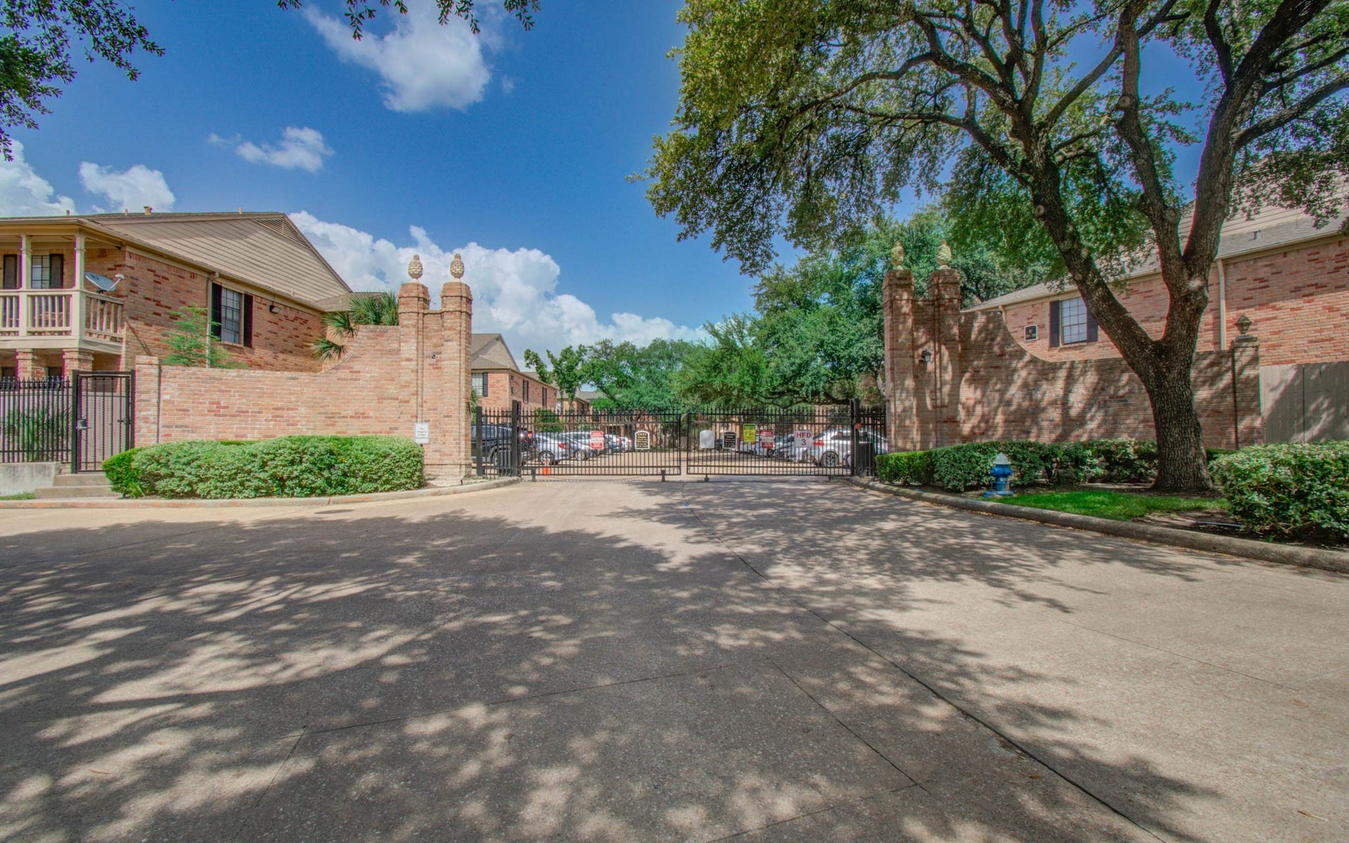 Braeswood Park Condo gated community entrance