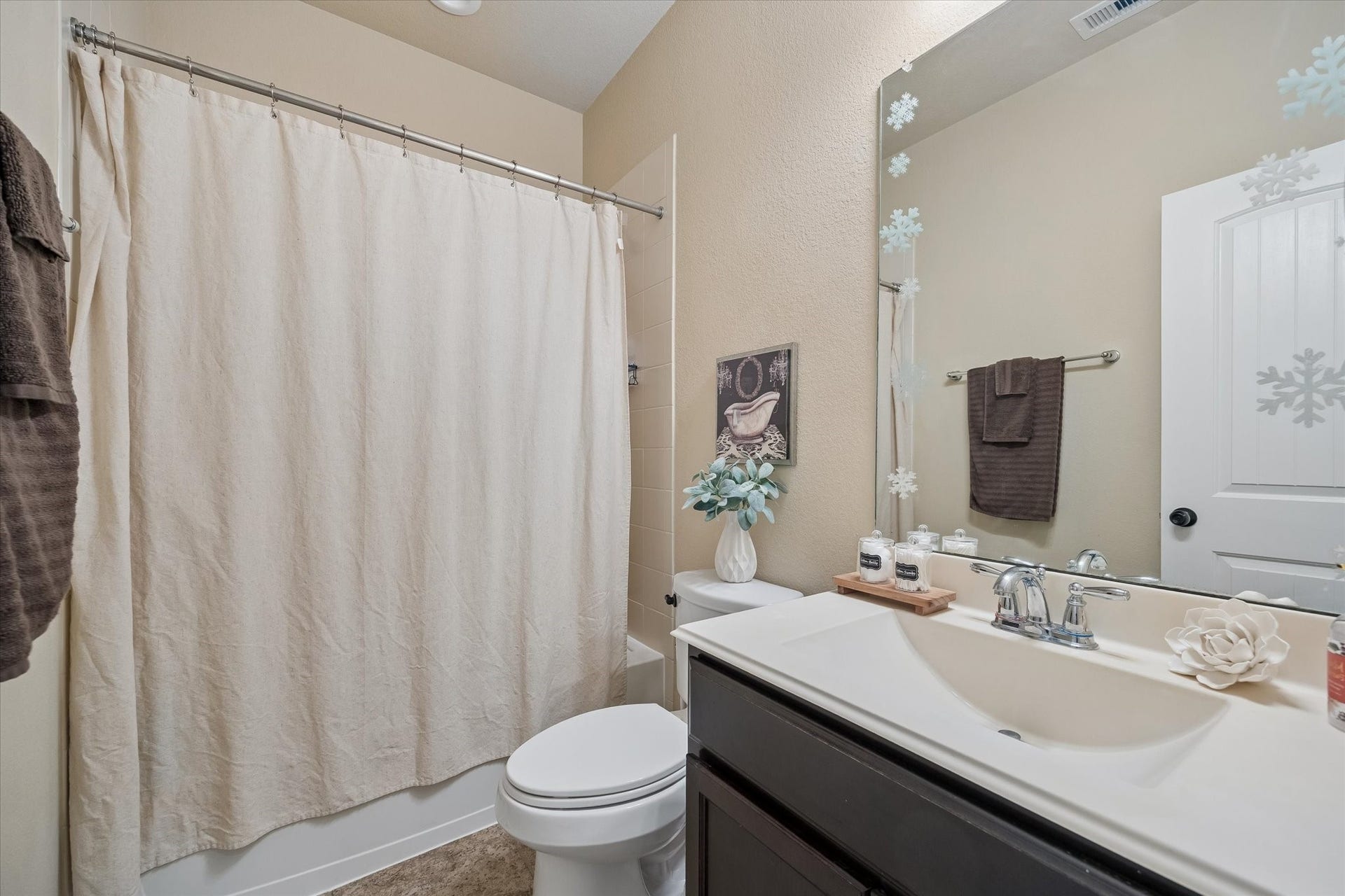 Secondary full bath with tub/shower combination