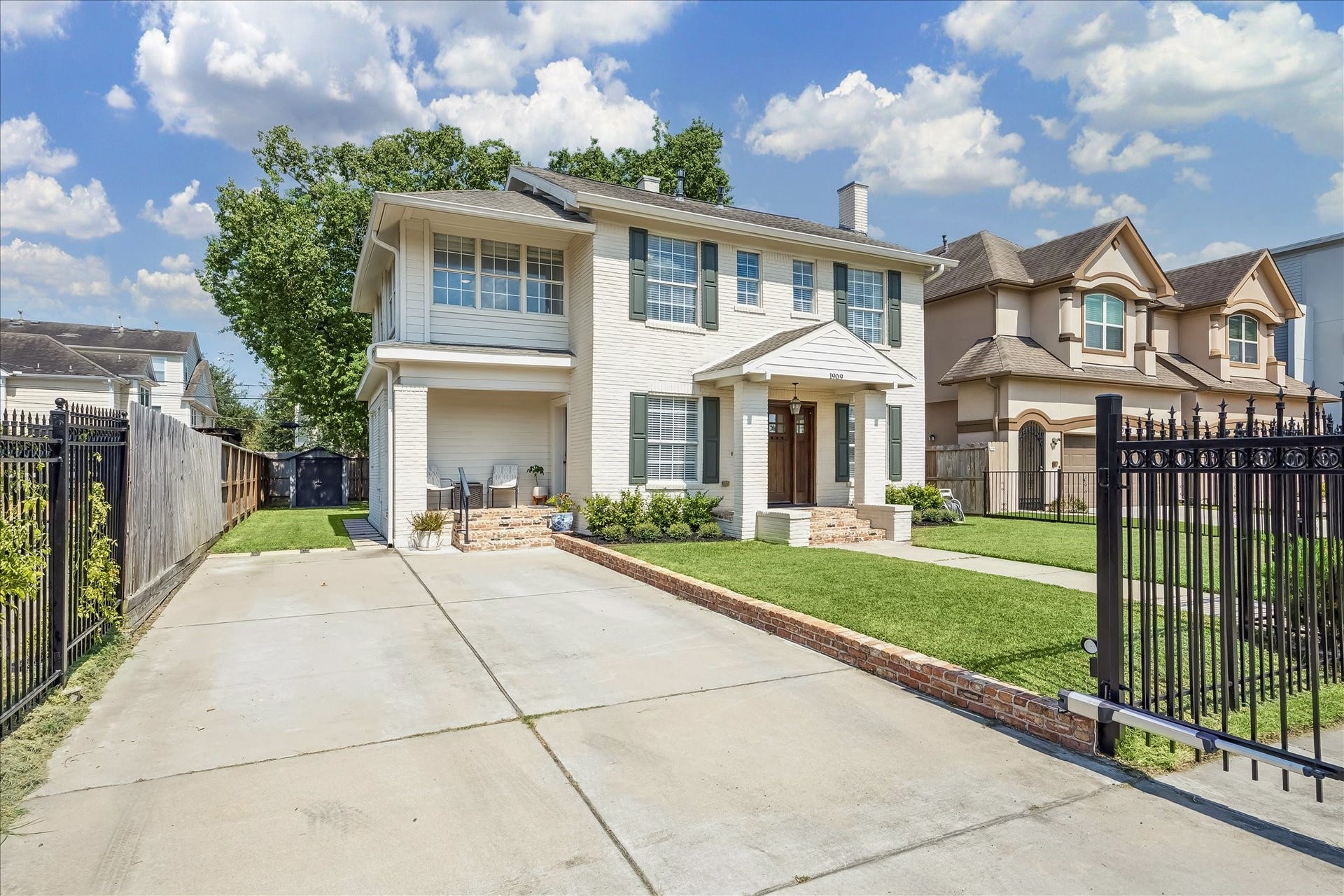 1909 Rosewood Street, Houston, TX 77004 Long driveway poured in 2019 runs alongside the home to the gated entry, which was installed in 2020.