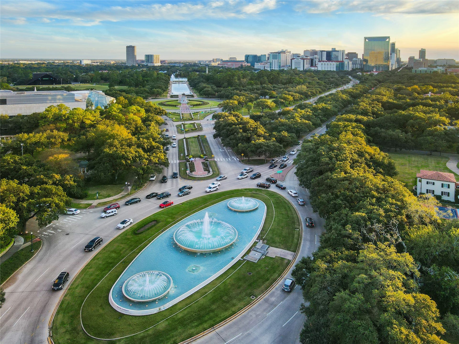1909 Rosewood Street, Houston, TX 77004 Just minutes from Hermann Park and the iconic Mecom Fountain, with easy access to the Texas Medical Center, Houston Zoo, museums, and surrounding trails and green space.