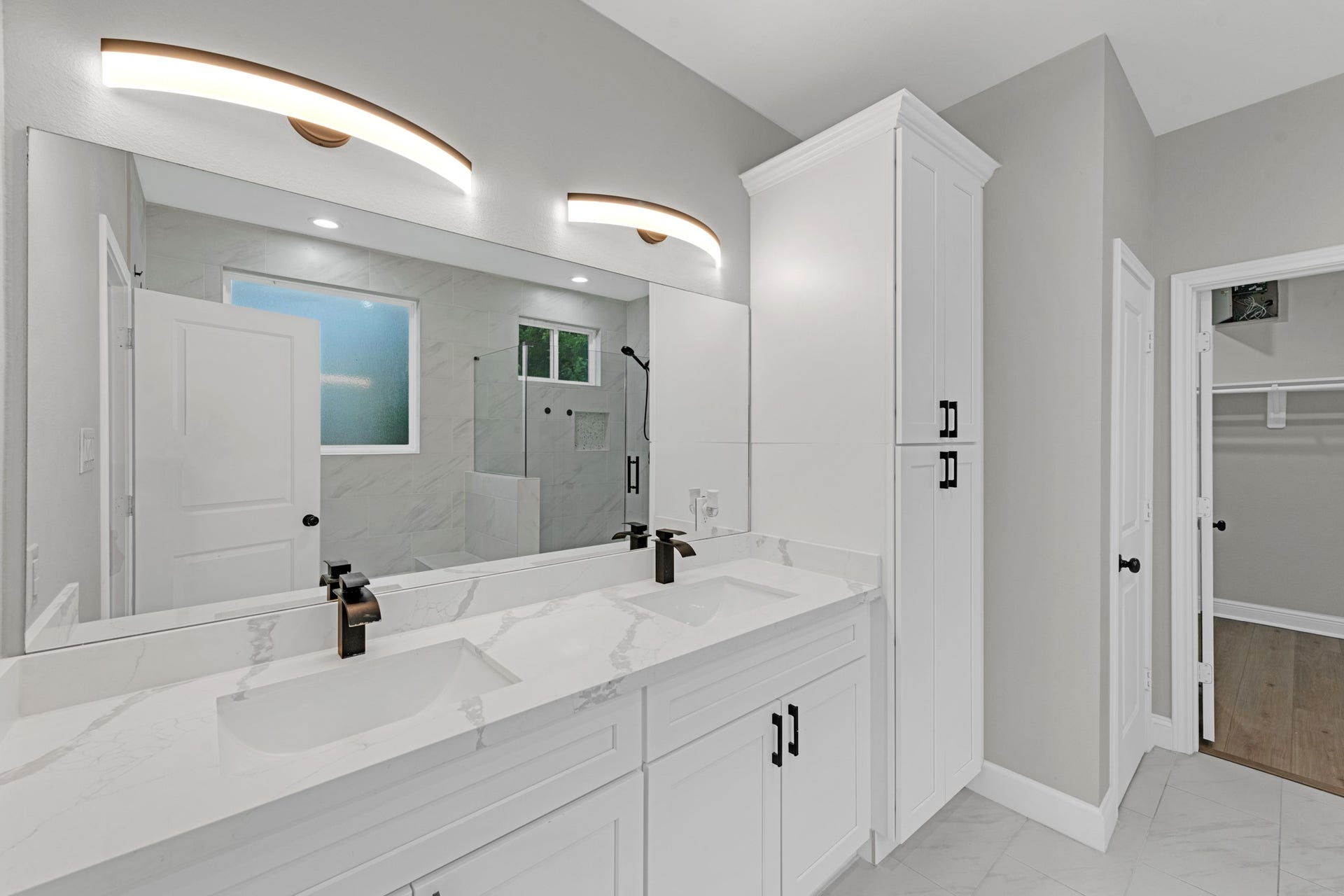 5020 Sayers Street, #B, Houston, TX 77026 primary bathroom