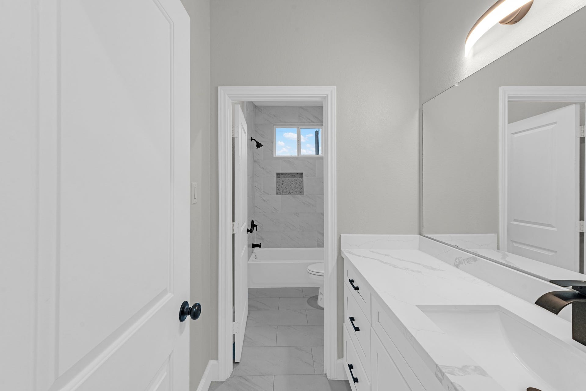 5020 Sayers Street, #B, Houston, TX 77026 full bathroom 2 for bedroom 2 and 3