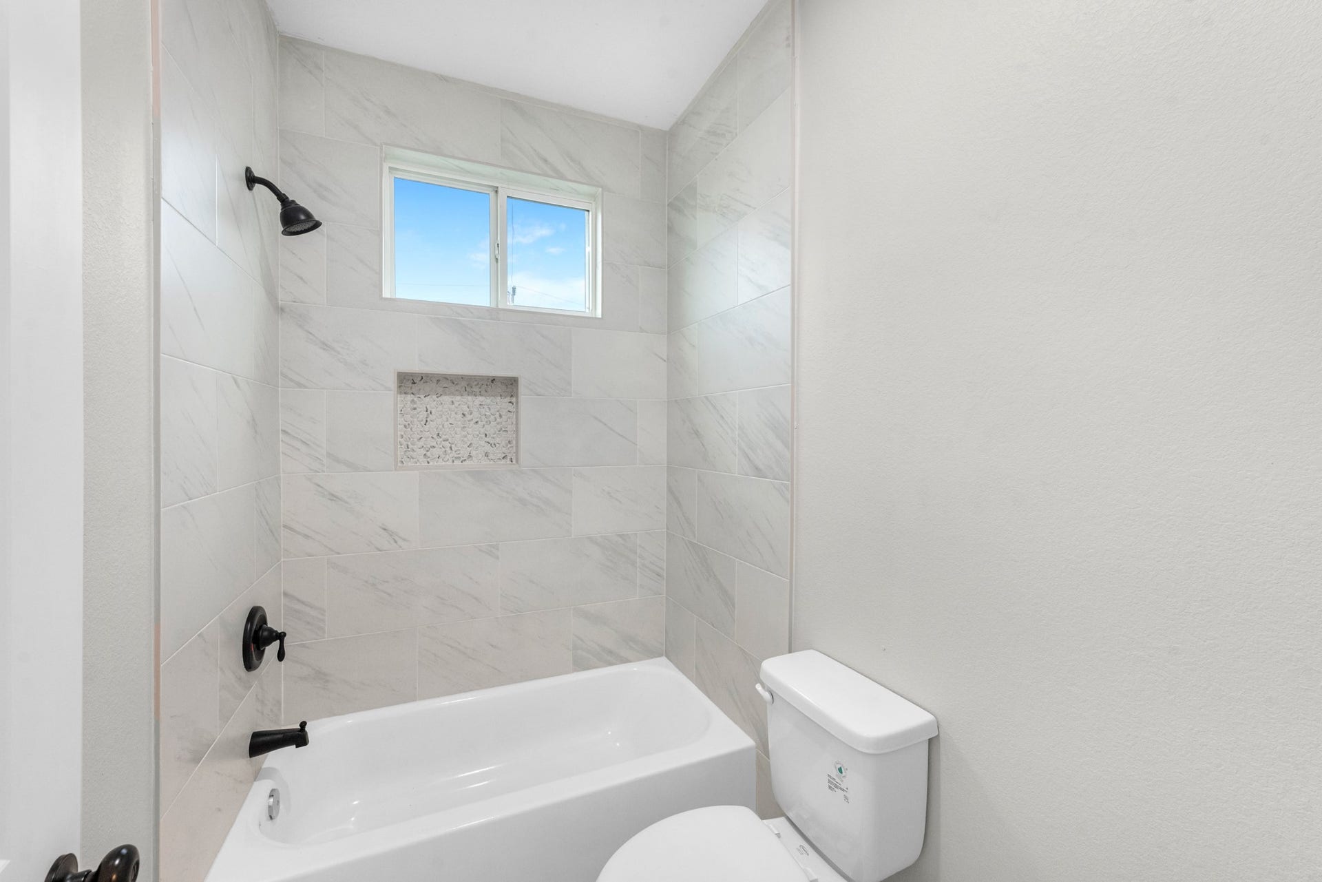 5020 Sayers Street, #B, Houston, TX 77026 full bathroom 2 for bedroom 2 and 3