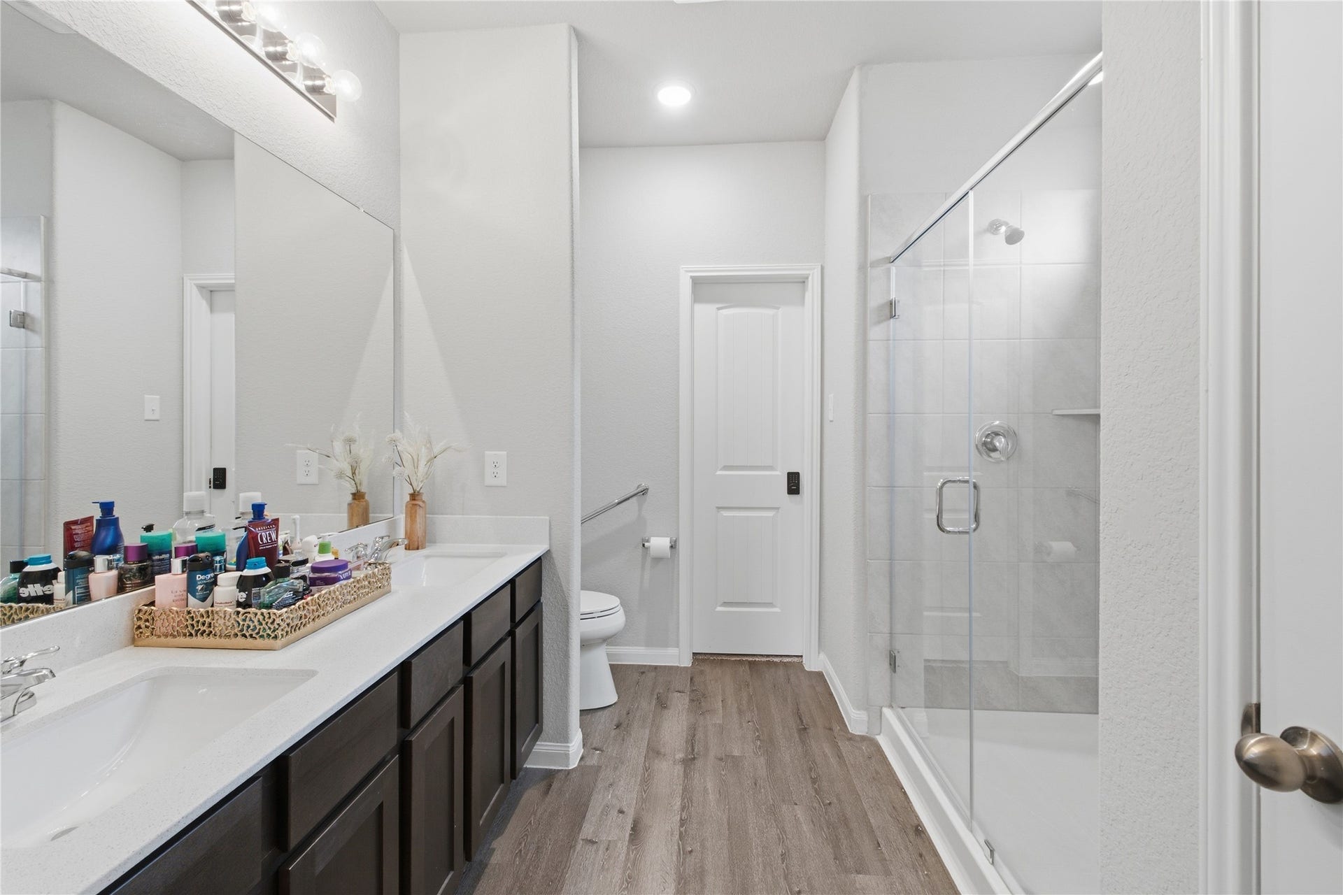 2589 WESTSLOPE Drive, Conroe, TX 77384 Primary bathroom. Doble Sink, oversize shower.