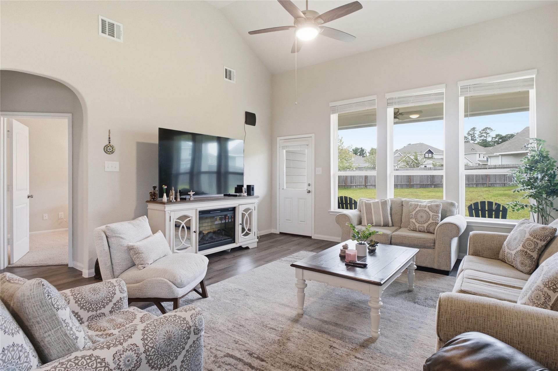 2589 WESTSLOPE Drive, Conroe, TX 77384 High Ceiling in livingroom
