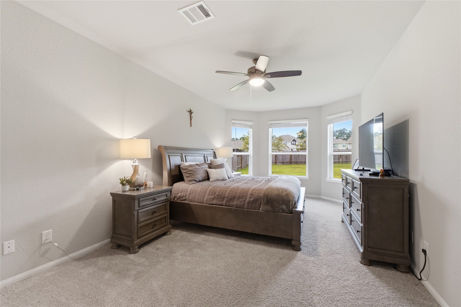 2589 WESTSLOPE Drive, Conroe, TX 77384 Primary bedroom with bay windows.