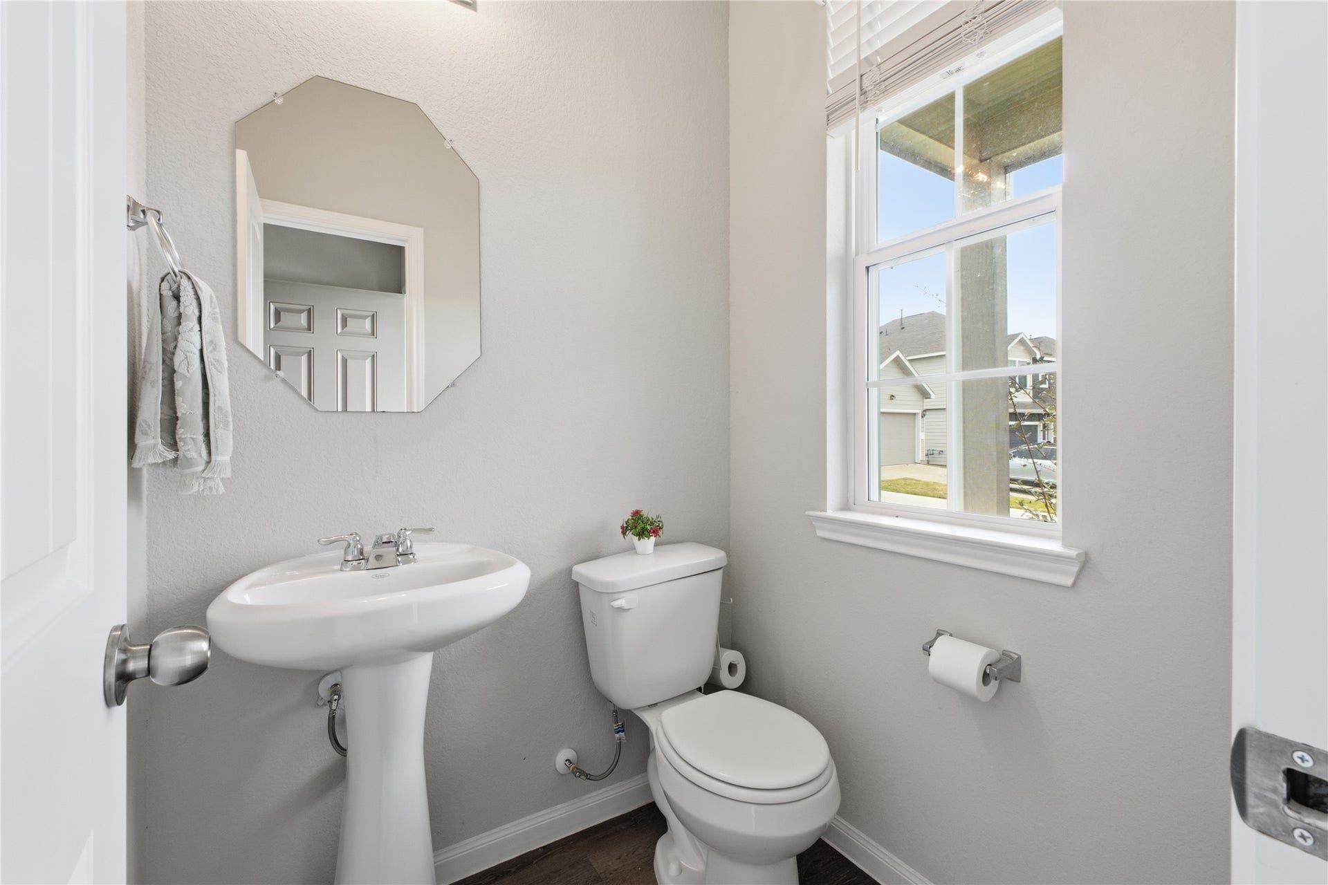 2589 WESTSLOPE Drive, Conroe, TX 77384 Half Bathroom downstairs