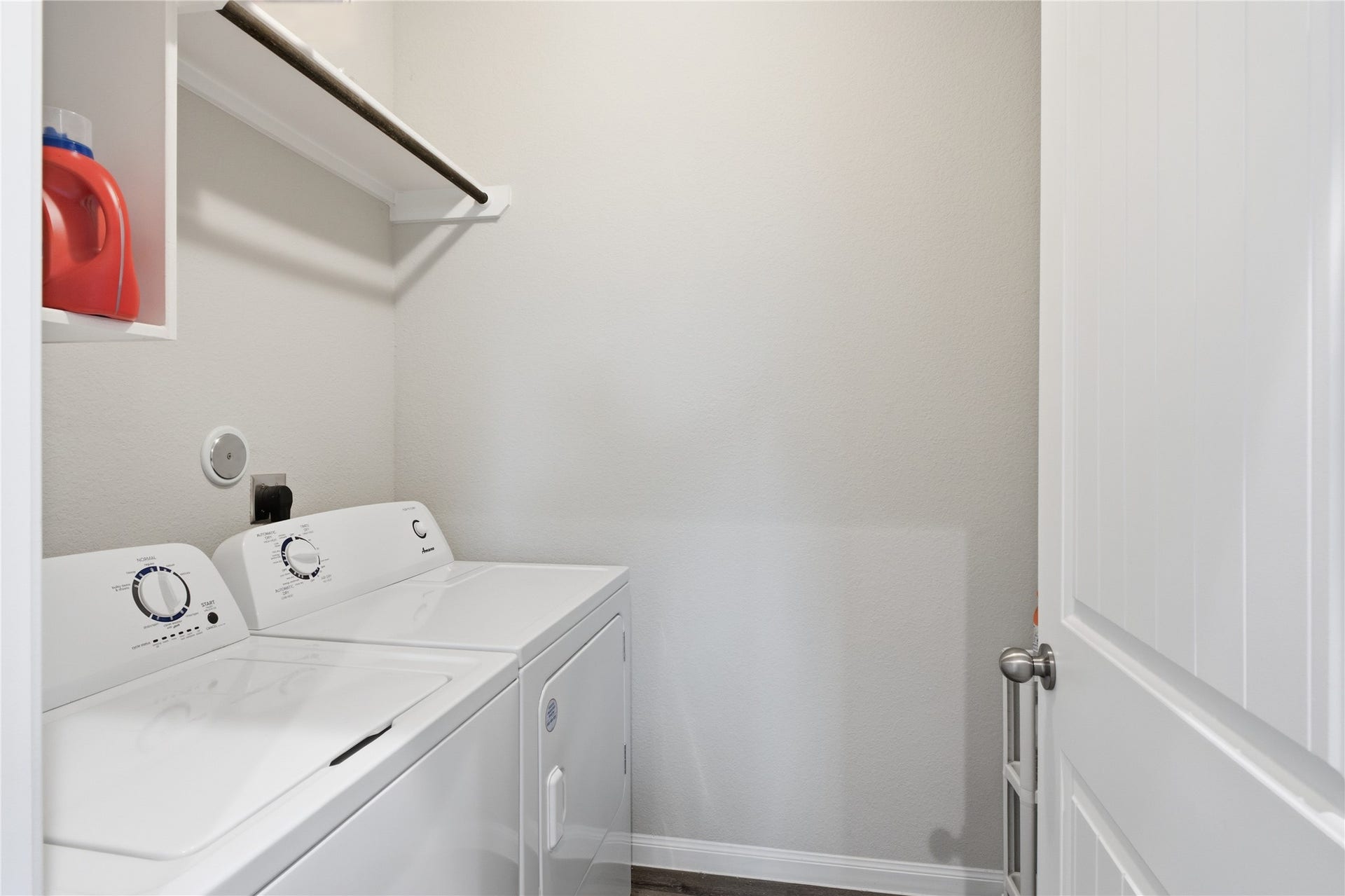 2589 WESTSLOPE Drive, Conroe, TX 77384 Laundry inhouse
