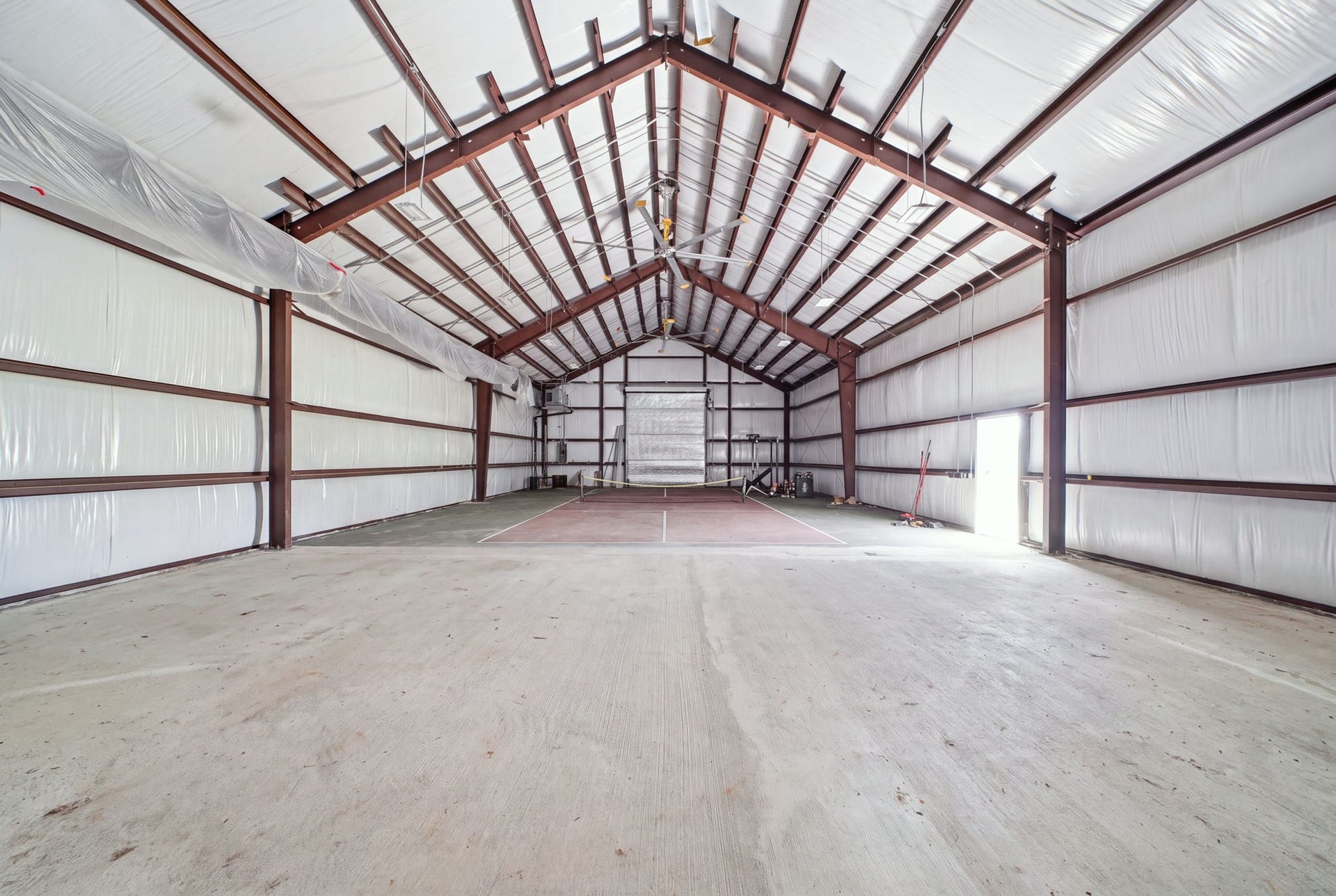 Ideal space for recreational activities and versatile use.
