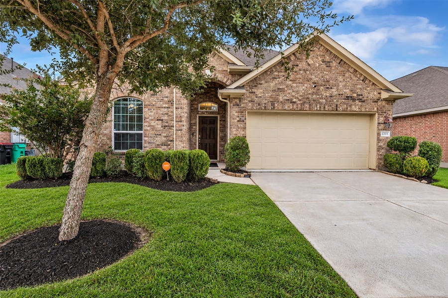 Property photo for 6515 Hunters Trace Lane, Baytown, TX