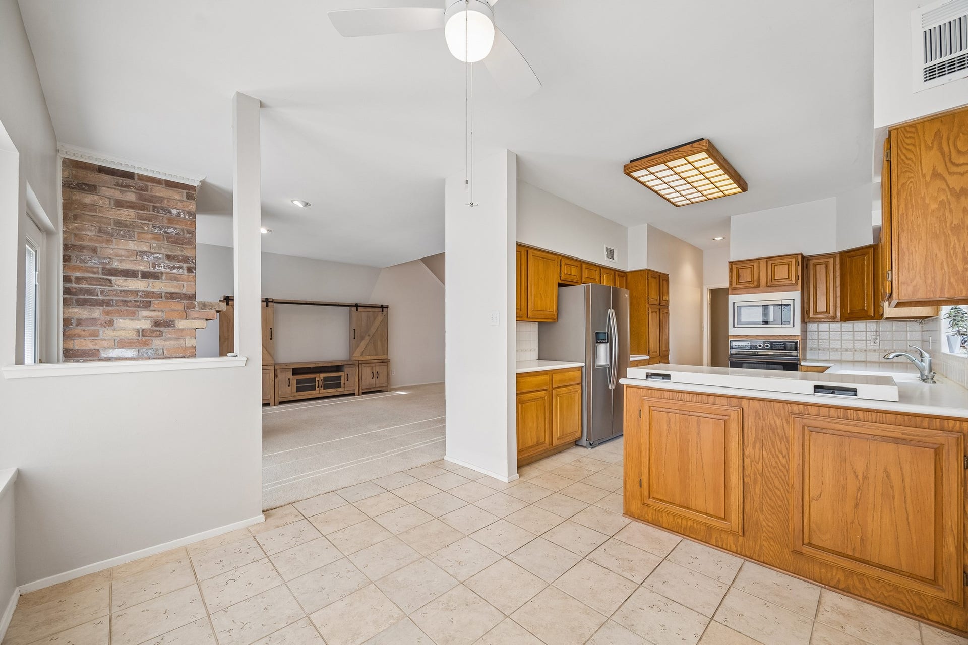 3902 Crystal Falls Drive, Missouri City, TX 77459 Alternate view of kitchen