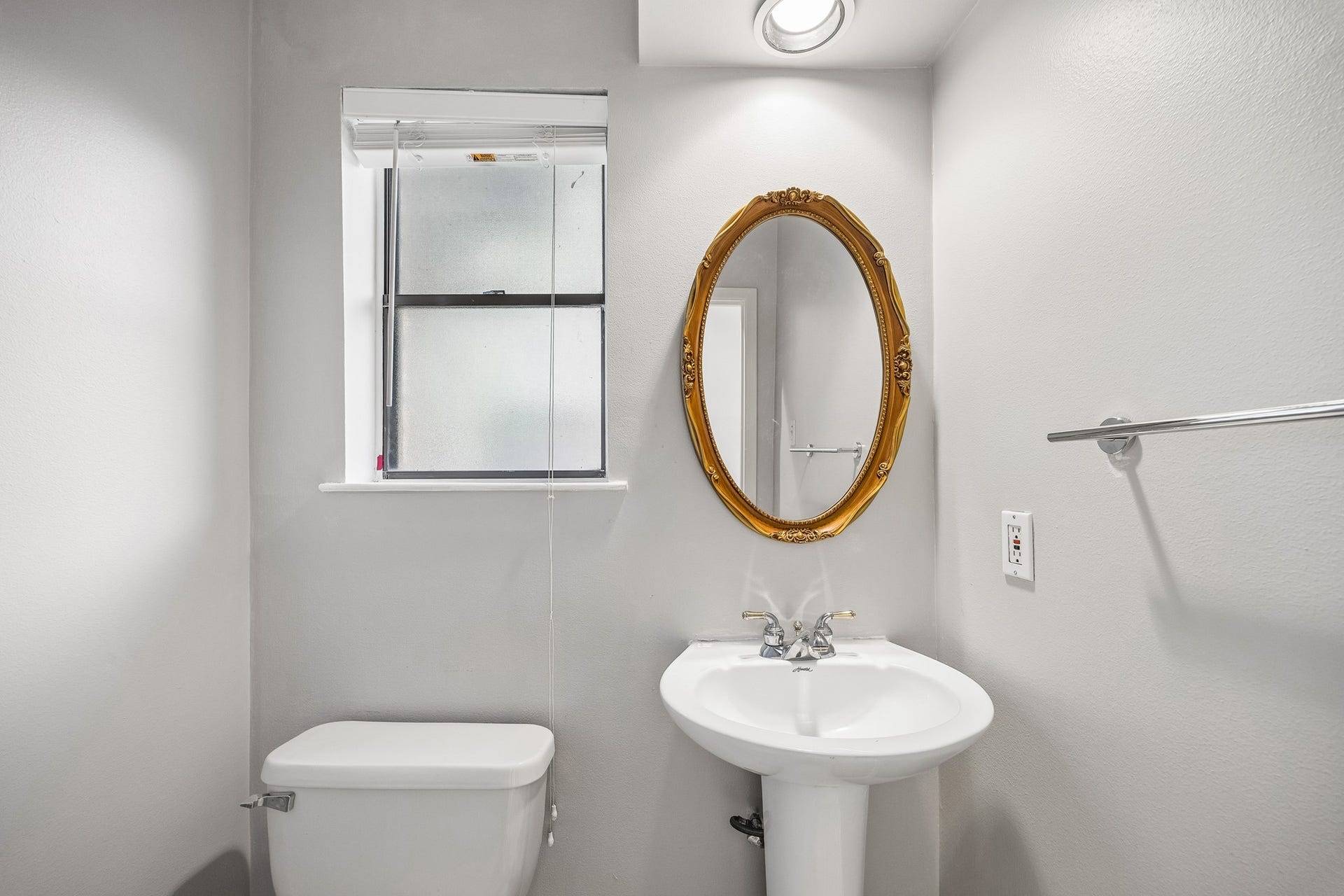 3902 Crystal Falls Drive, Missouri City, TX 77459 Half Bath