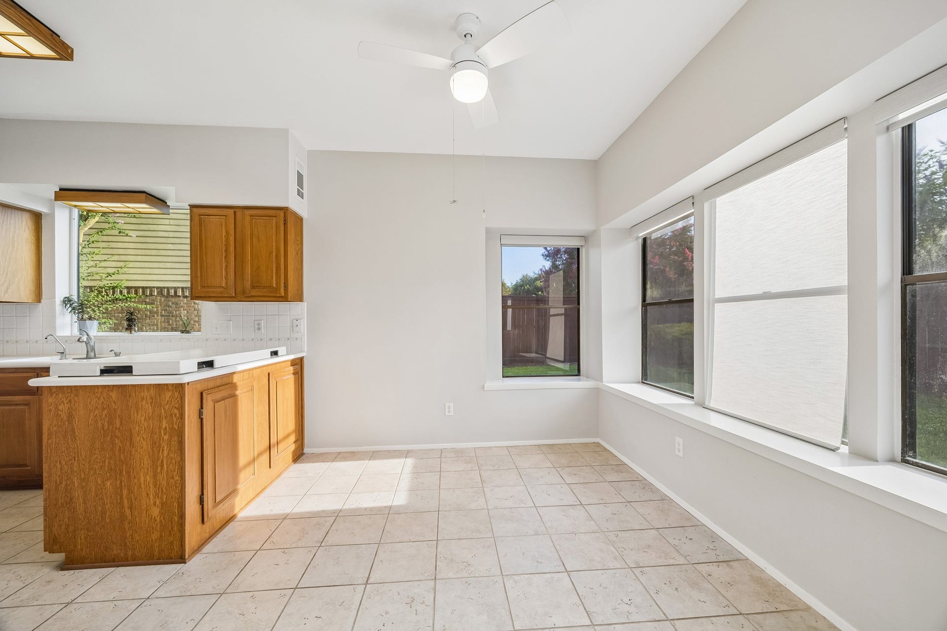 3902 Crystal Falls Drive, Missouri City, TX 77459 Sunny breakfast nook overlooking the backyard.