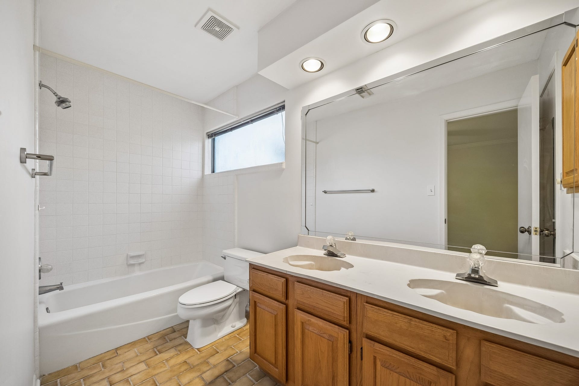 3902 Crystal Falls Drive, Missouri City, TX 77459 Guest bath on second floor