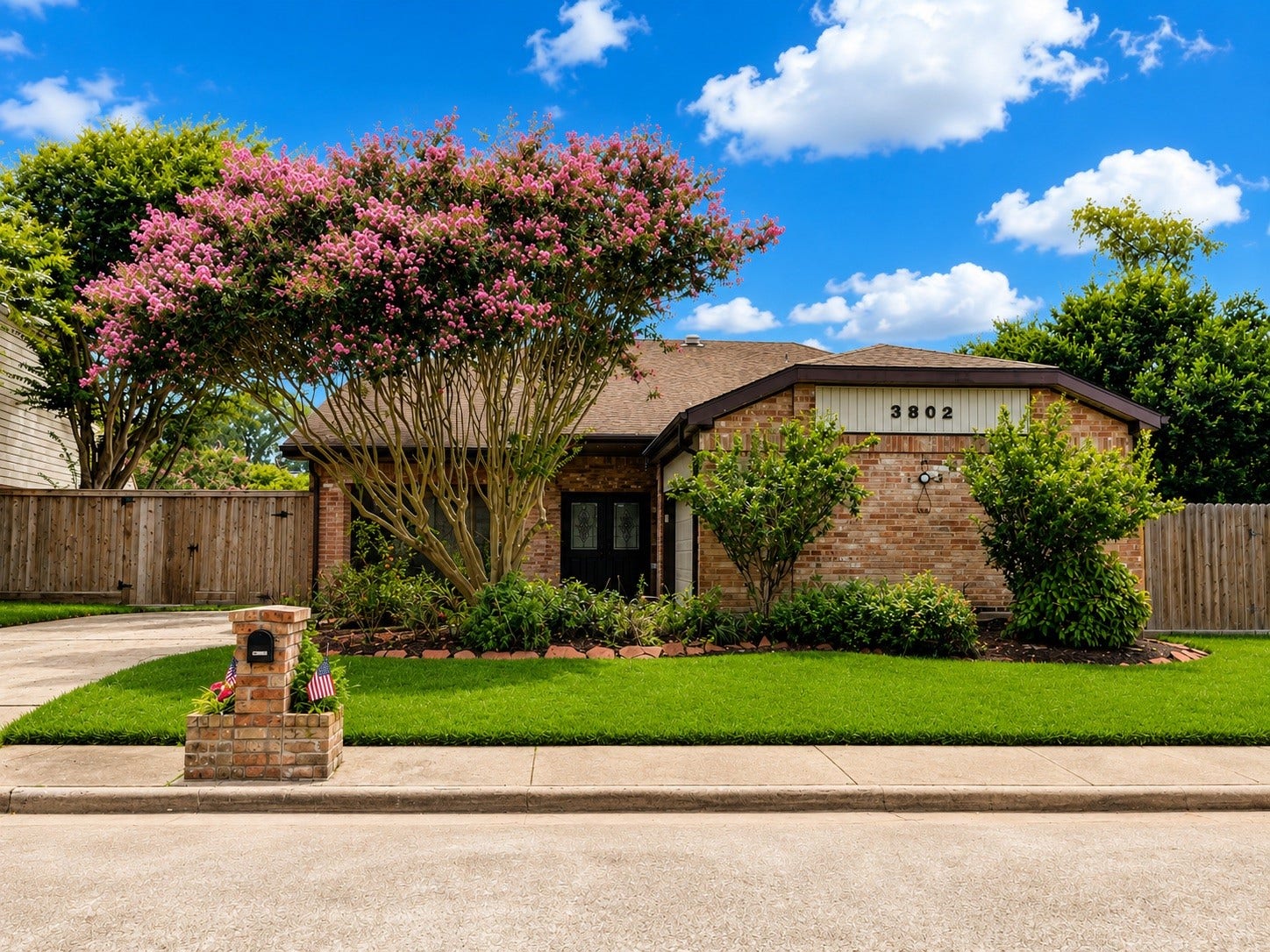 3902 Crystal Falls Drive, Missouri City, TX 77459 Welcome to 3902 Crystal Falls Dr.
*Virtually enhanced photo