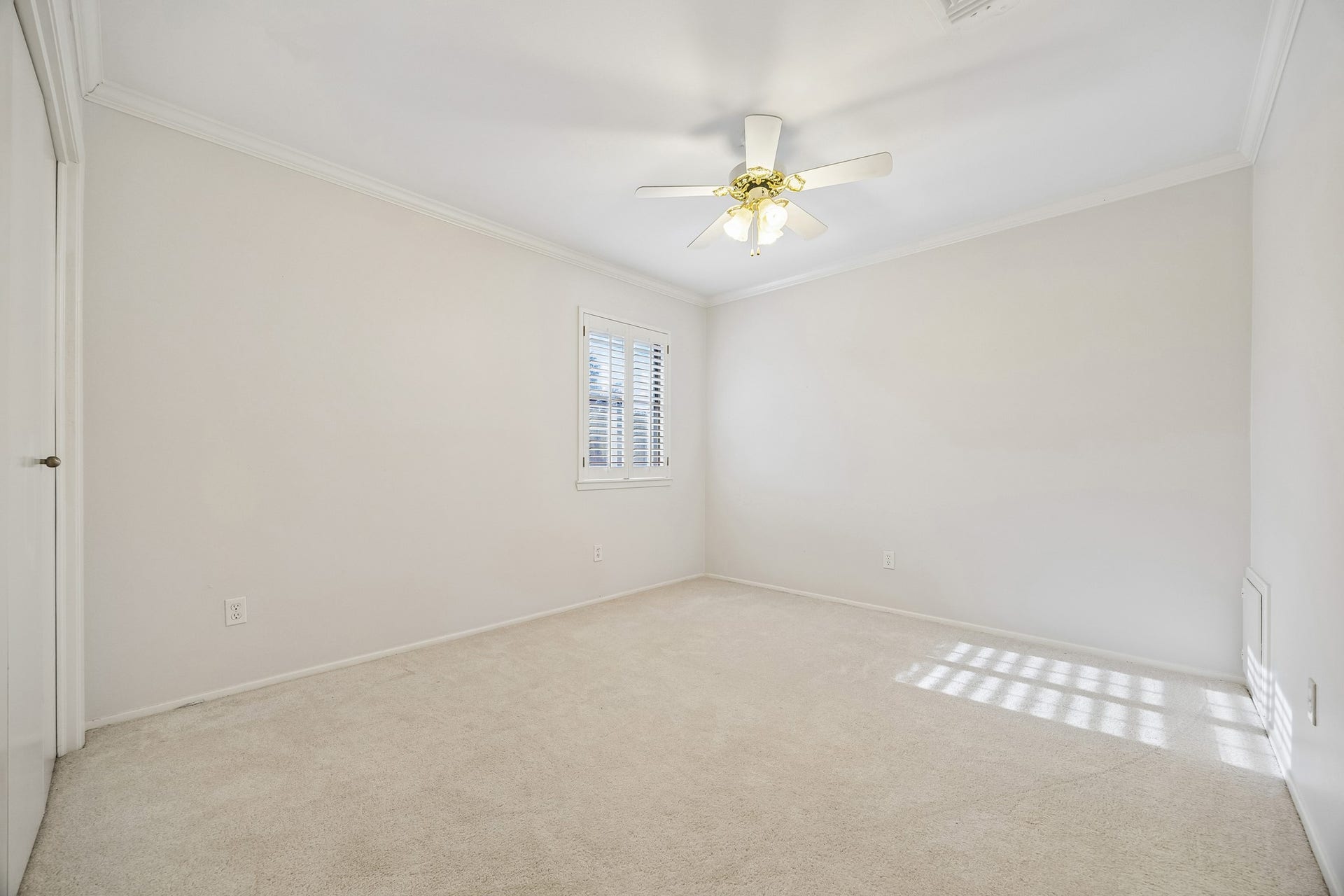 3902 Crystal Falls Drive, Missouri City, TX 77459 Bright secondary bedroom with spacious layout and neutral finishes.