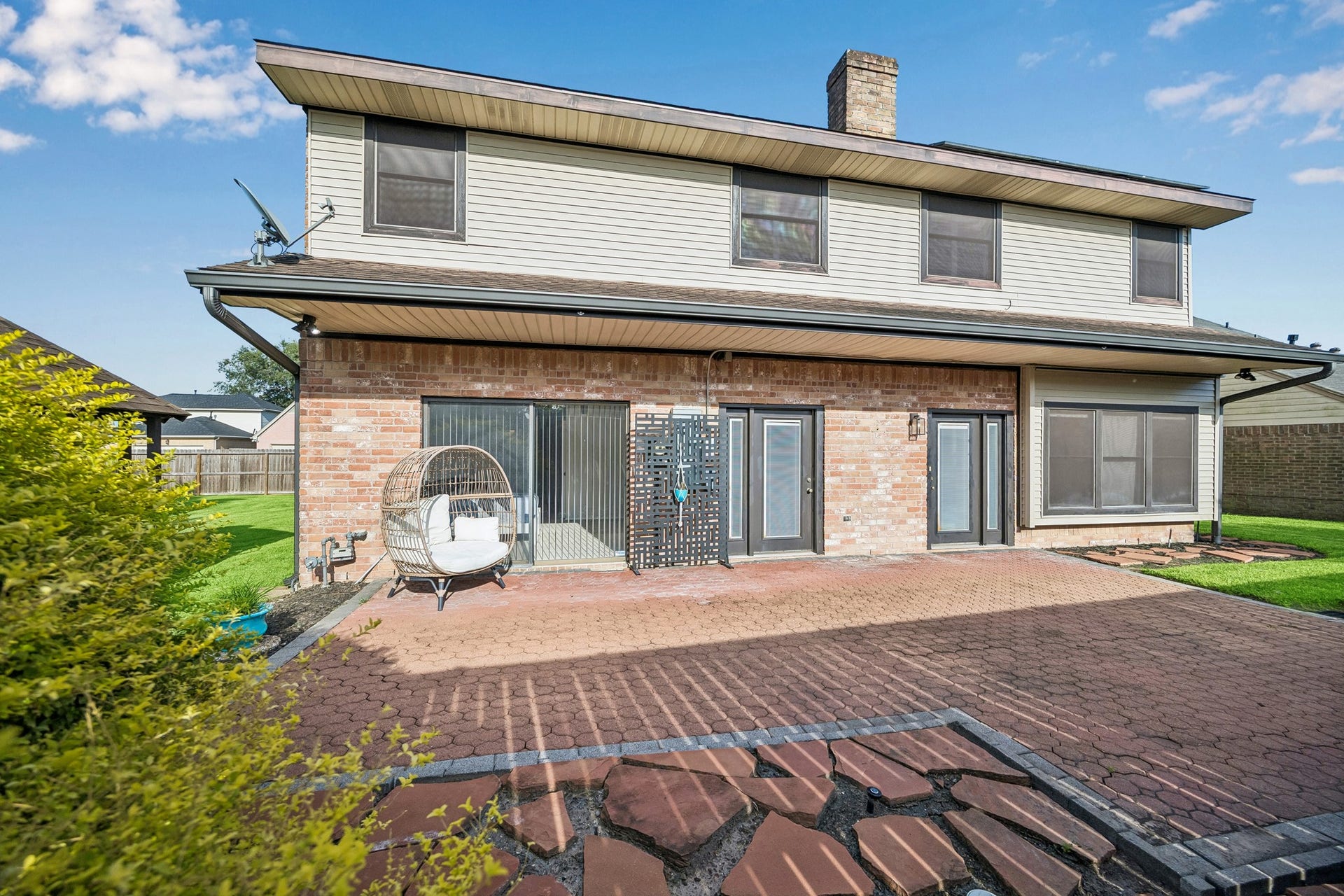 3902 Crystal Falls Drive, Missouri City, TX 77459 Expansive paved patio ideal for outdoor entertaining and relaxing.