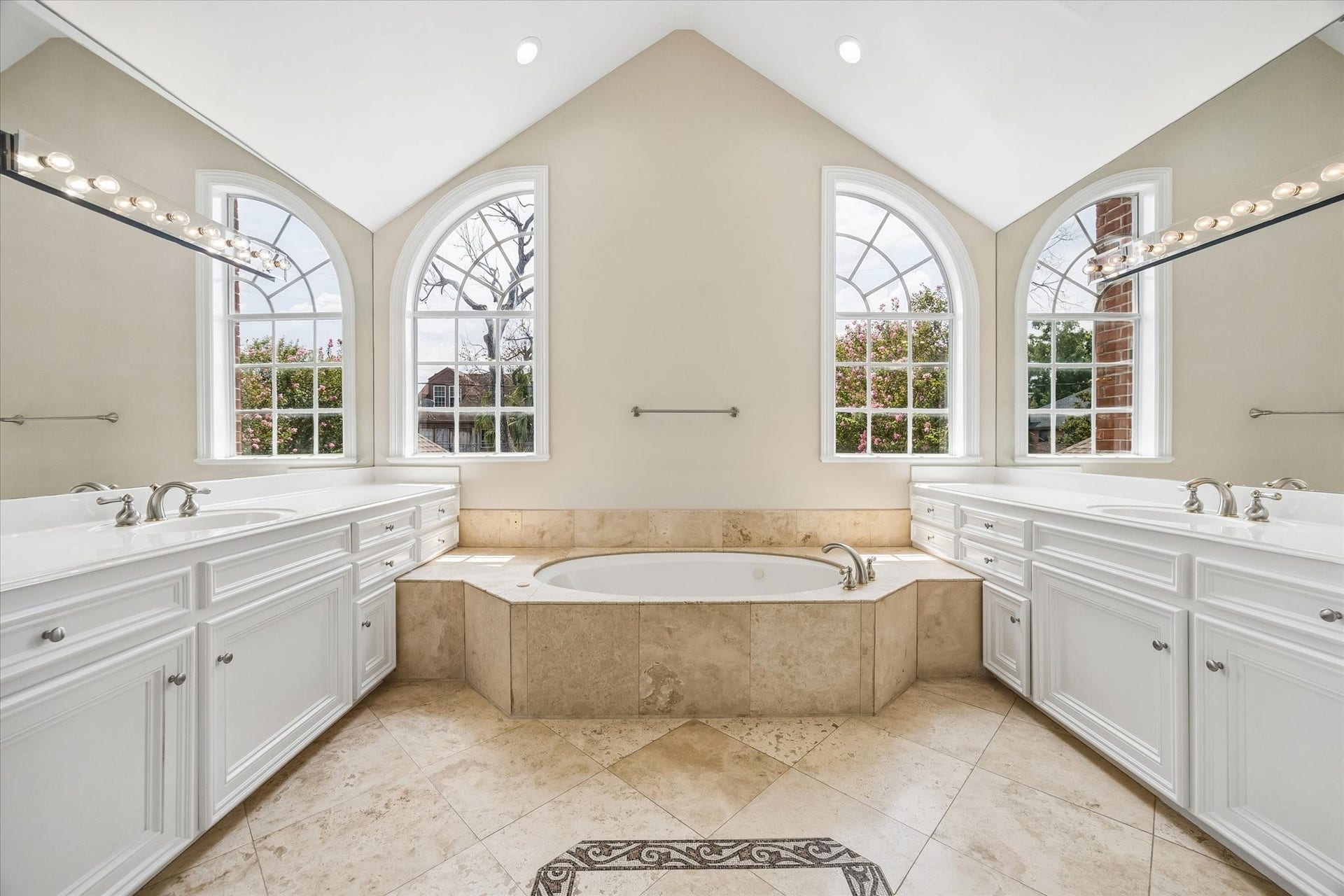 1613 Norfolk Street, Houston, TX 77006 Primary Bathroom