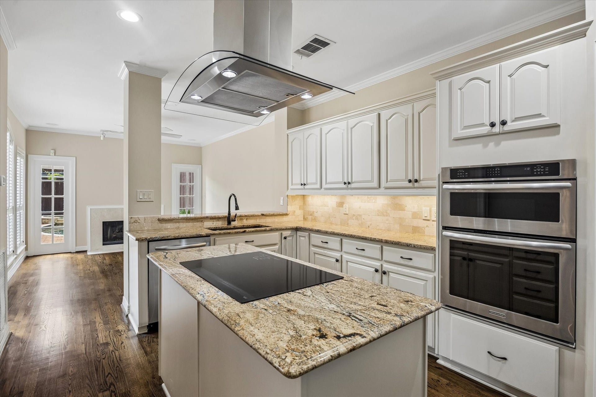 1613 Norfolk Street, Houston, TX 77006 1613 Norfolk Street, Houston, TX 77006