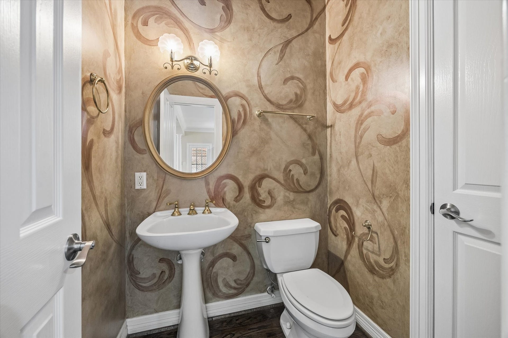 1613 Norfolk Street, Houston, TX 77006 Powder room on 1st floor