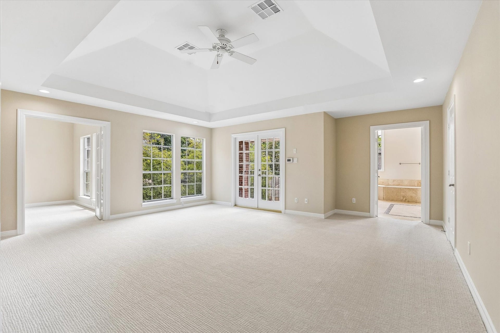 1613 Norfolk Street, Houston, TX 77006 Spacious Primary Bedroom